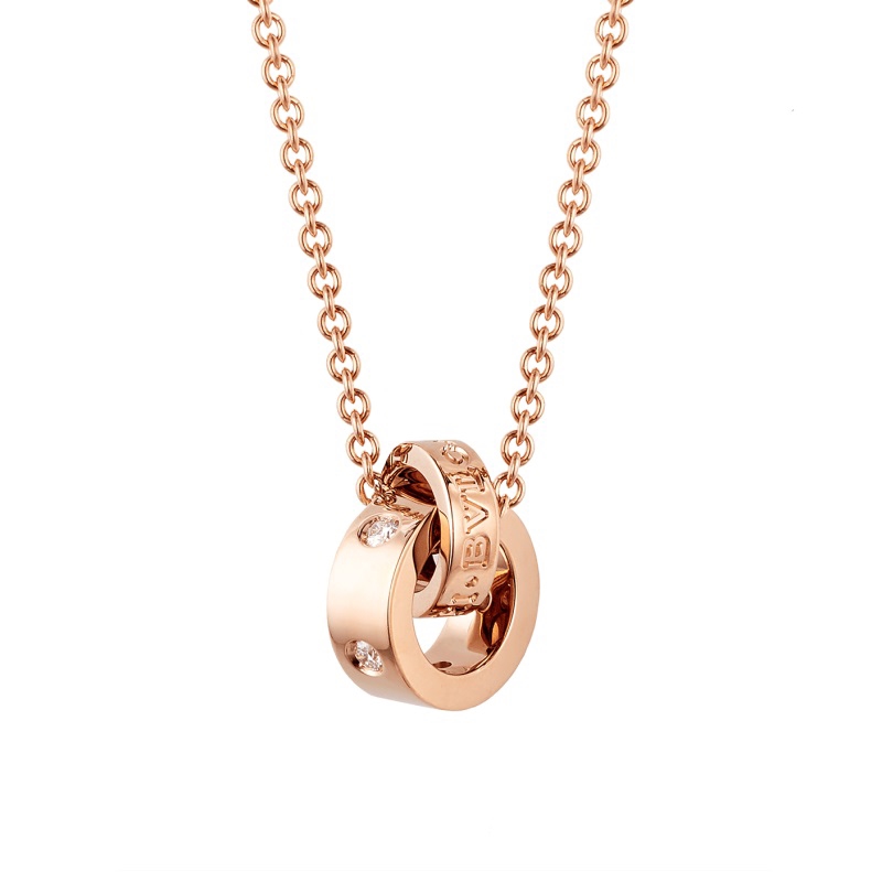 18 KT ROSE GOLD PENDANT SET WITH FIVE DIAMONDS