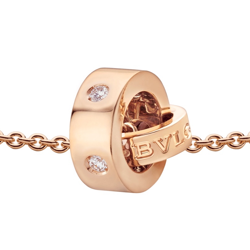 18 KT ROSE GOLD PENDANT SET WITH FIVE DIAMONDS