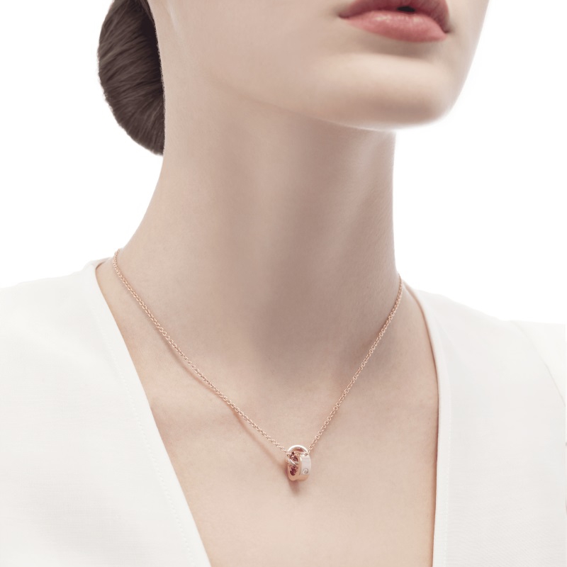 18 KT ROSE GOLD PENDANT SET WITH FIVE DIAMONDS