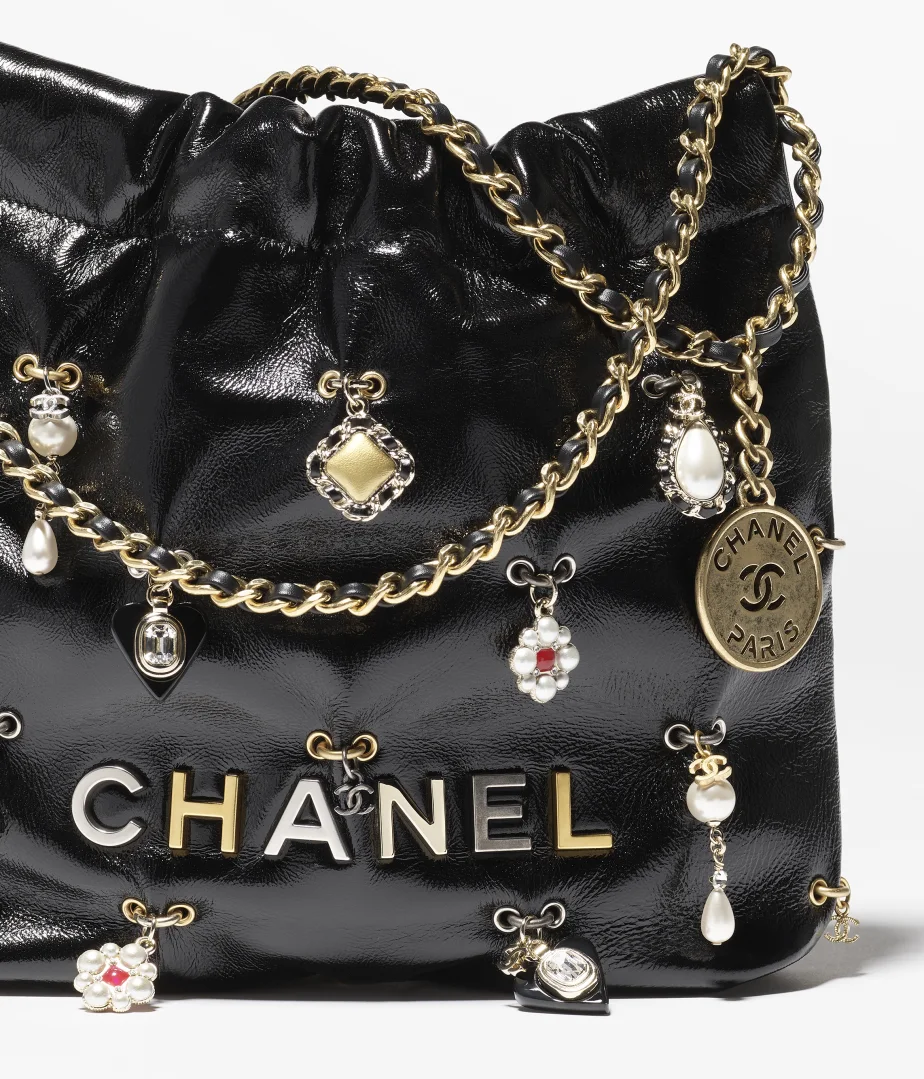 CHANEL 22 MINI HANDBAG Shiny Lambskin, Bijoux Charms & Gold-Tone Metal Black