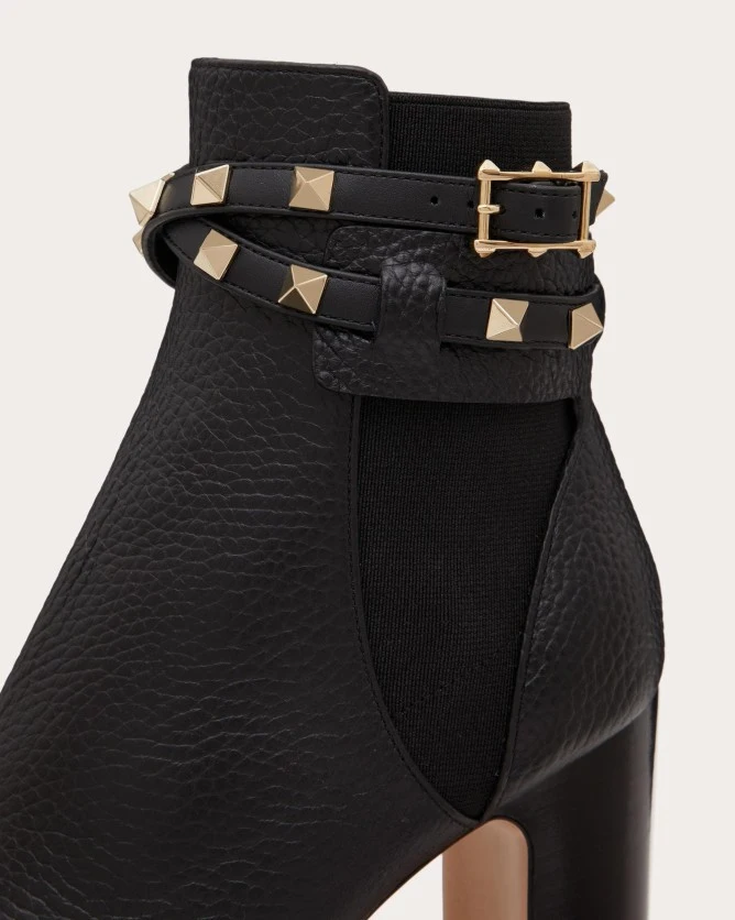ROCKSTUD GRAINED CALFSKIN STUDDED ANKLE BOOTS