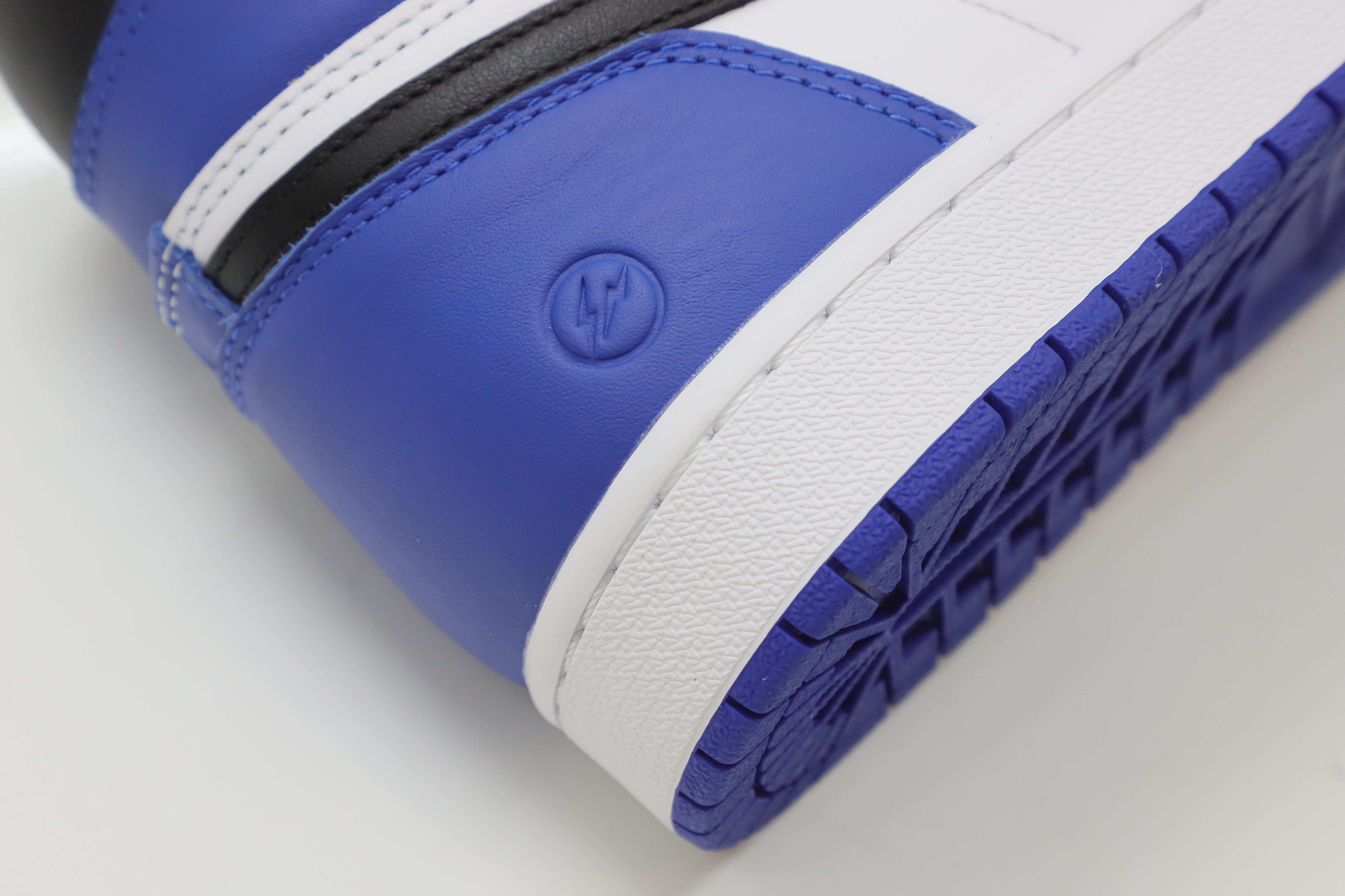 FRAGMENT DESIGN X AIR JORDAN 1 RETRO HIGH