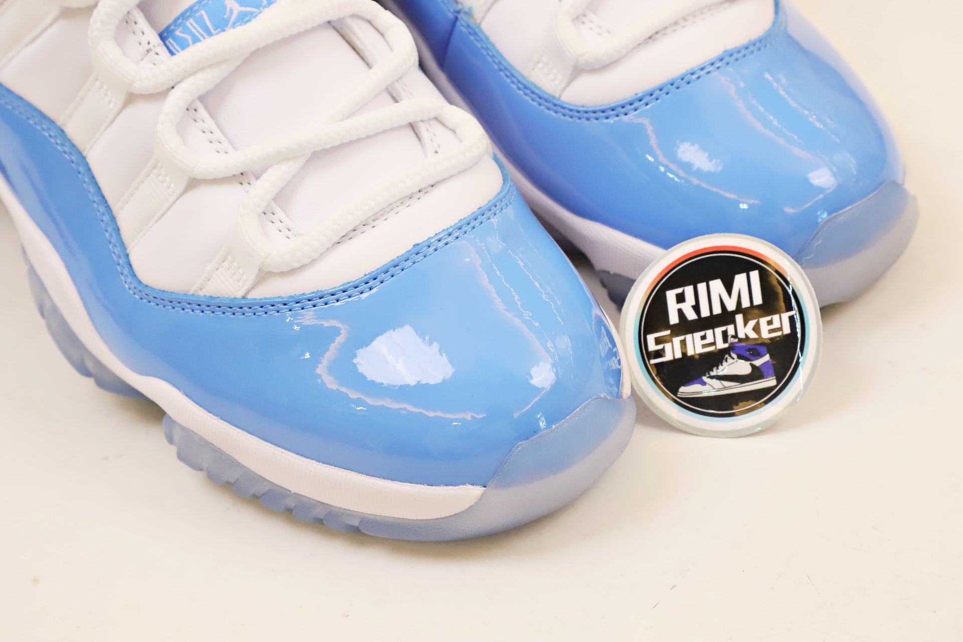 AIR JORDAN 11 LOW COLUMBIA