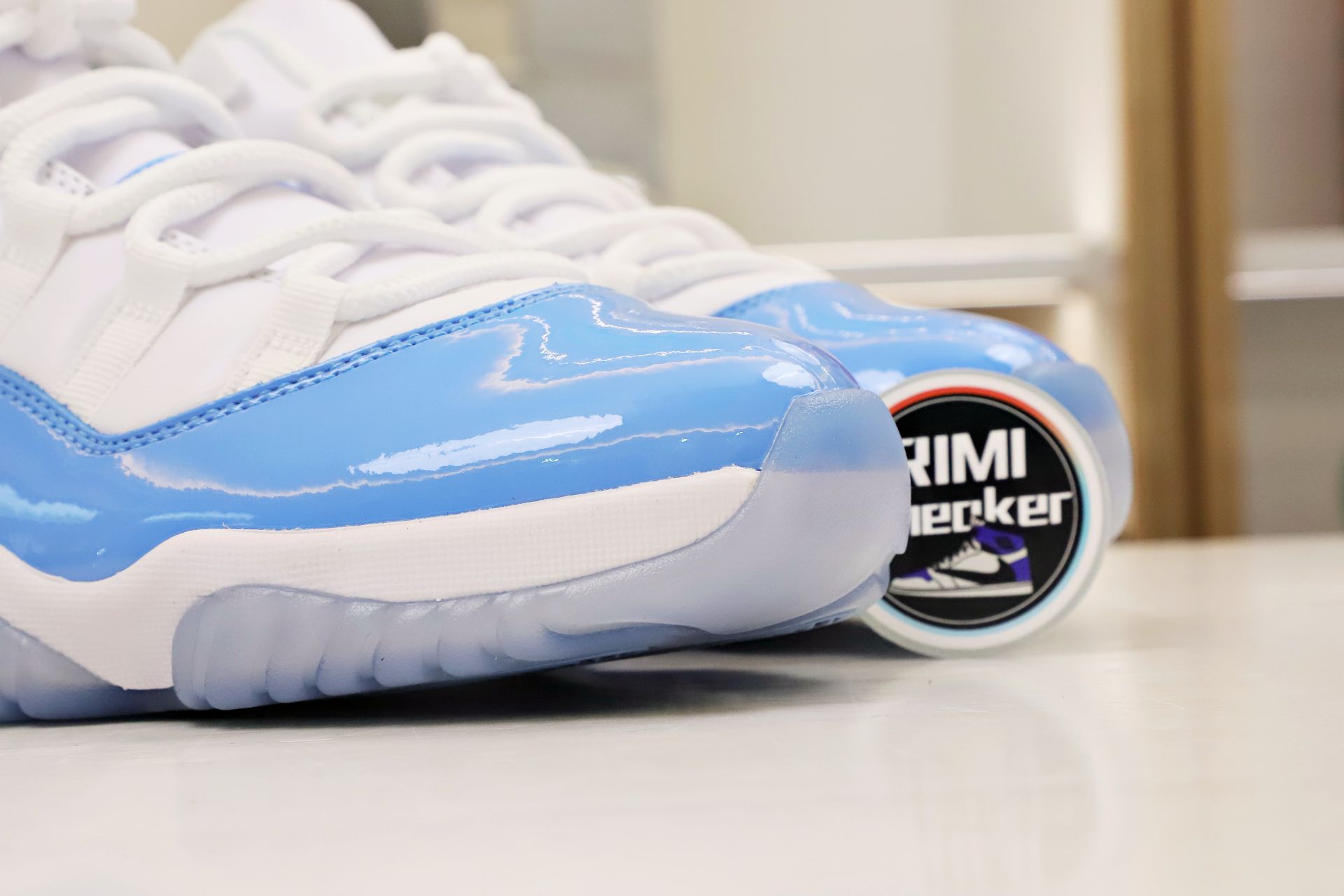 AIR JORDAN 11 LOW COLUMBIA