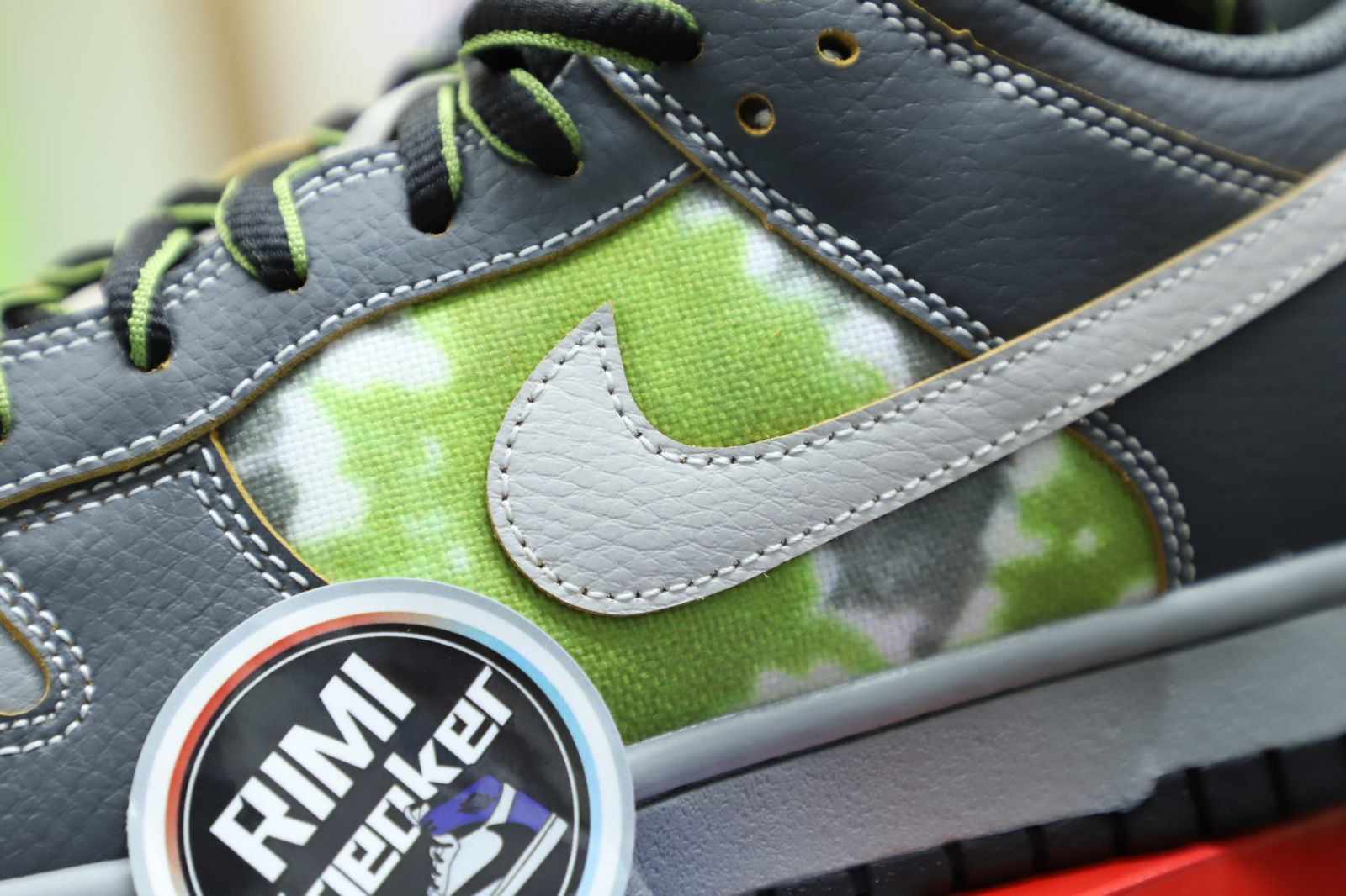 HUF NIKE SB DUNK LOW FRIENDS AND FAMILY