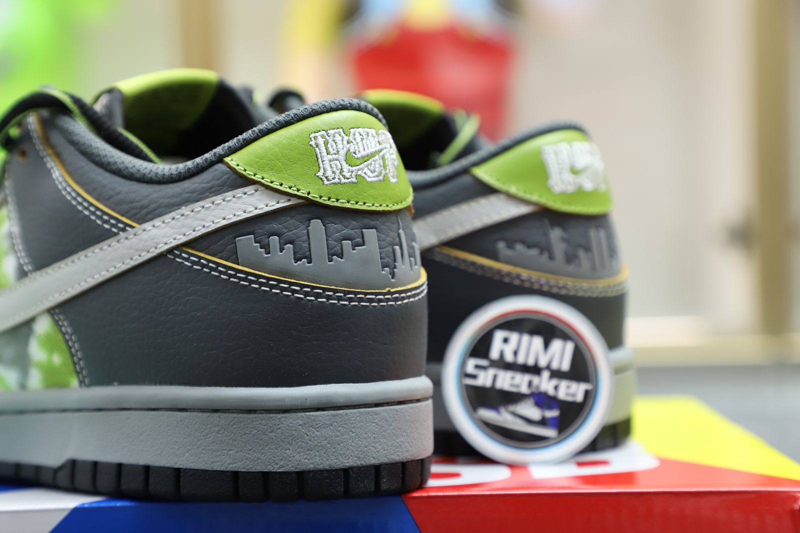 HUF NIKE SB DUNK LOW FRIENDS AND FAMILY