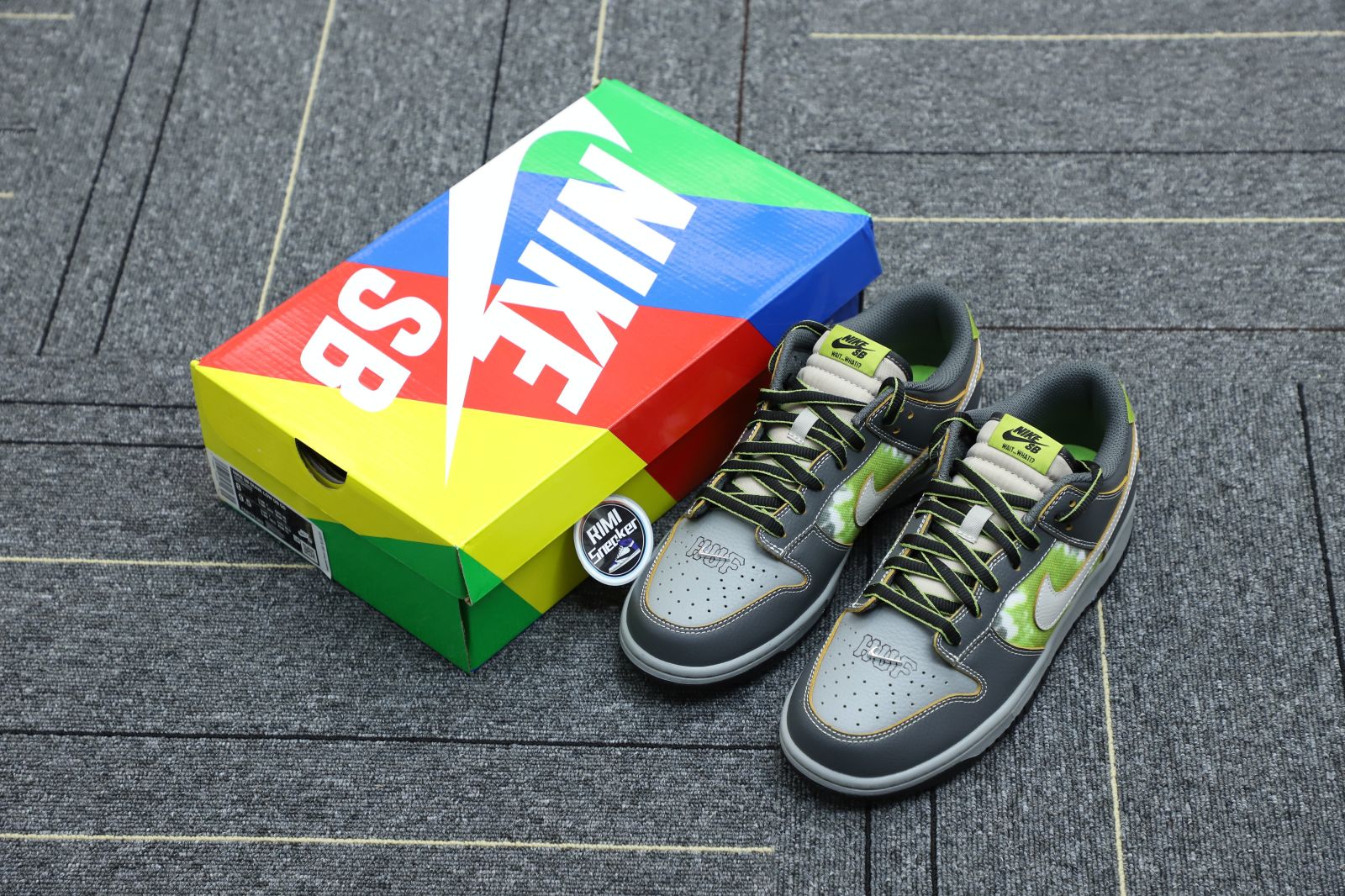 HUF NIKE SB DUNK LOW FRIENDS AND FAMILY