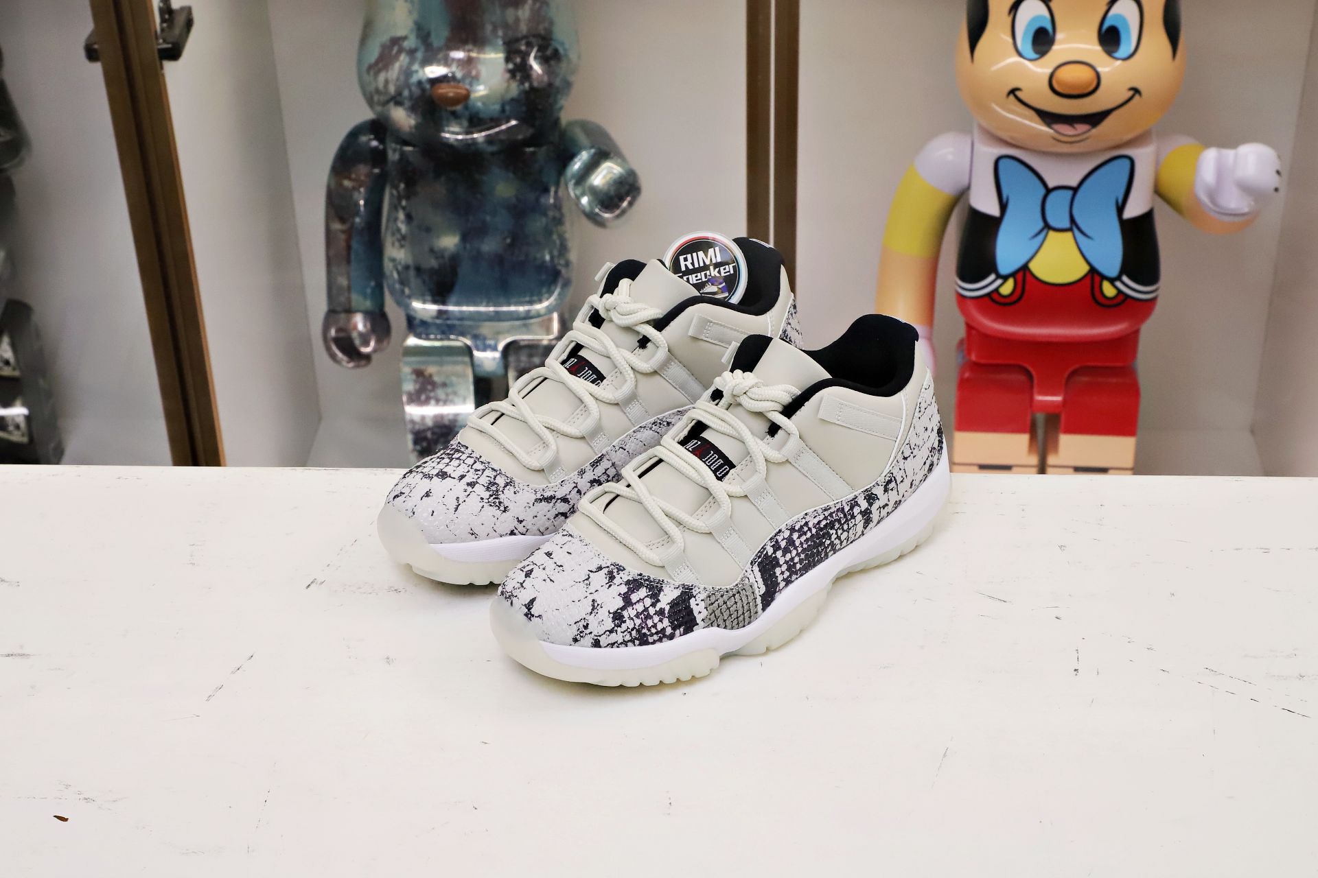 AIR JORDAN 11 LOW SNAKESKIN LIGHT BONE