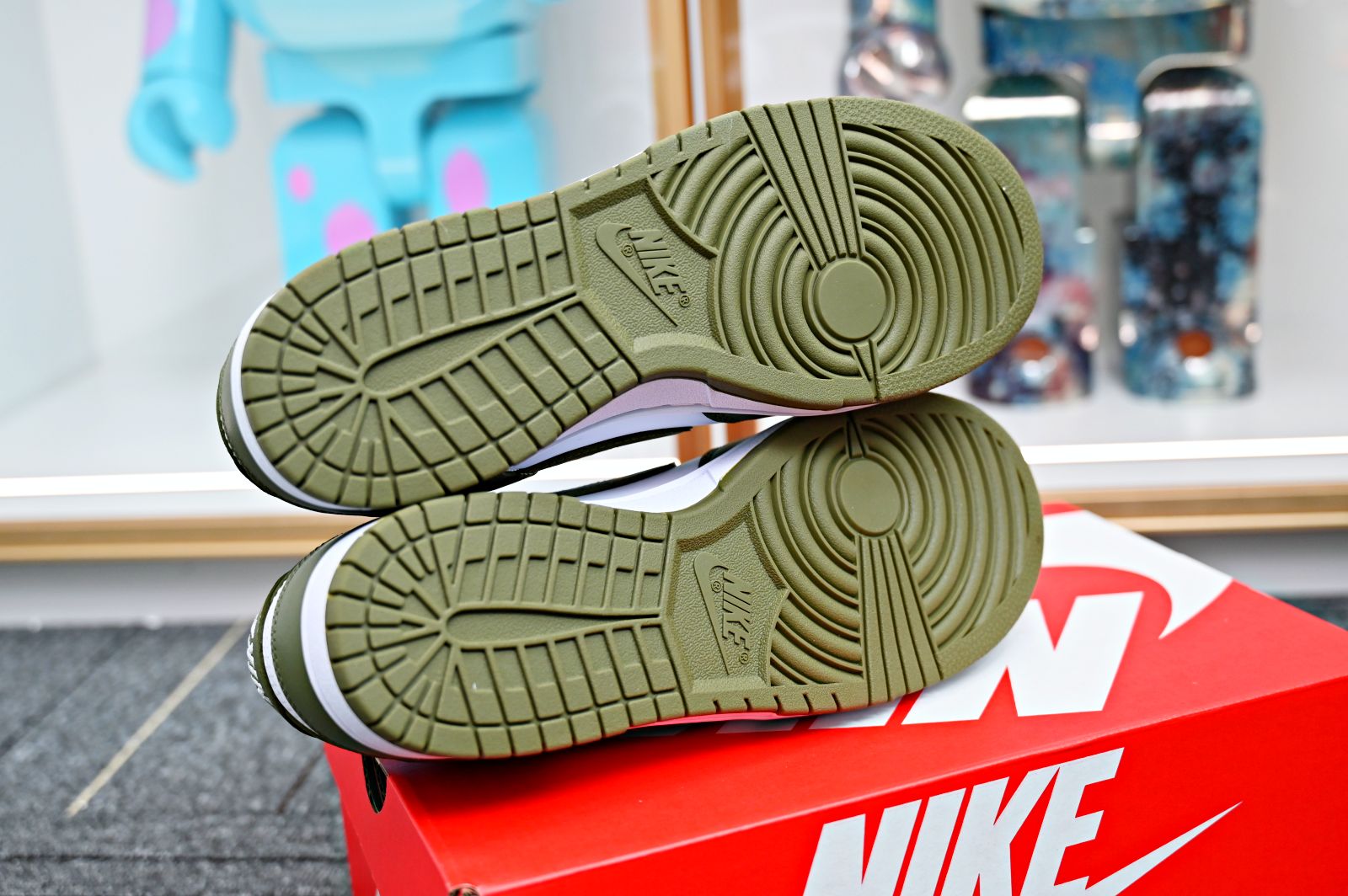 DUNK LOW MEDIUM OLIVE