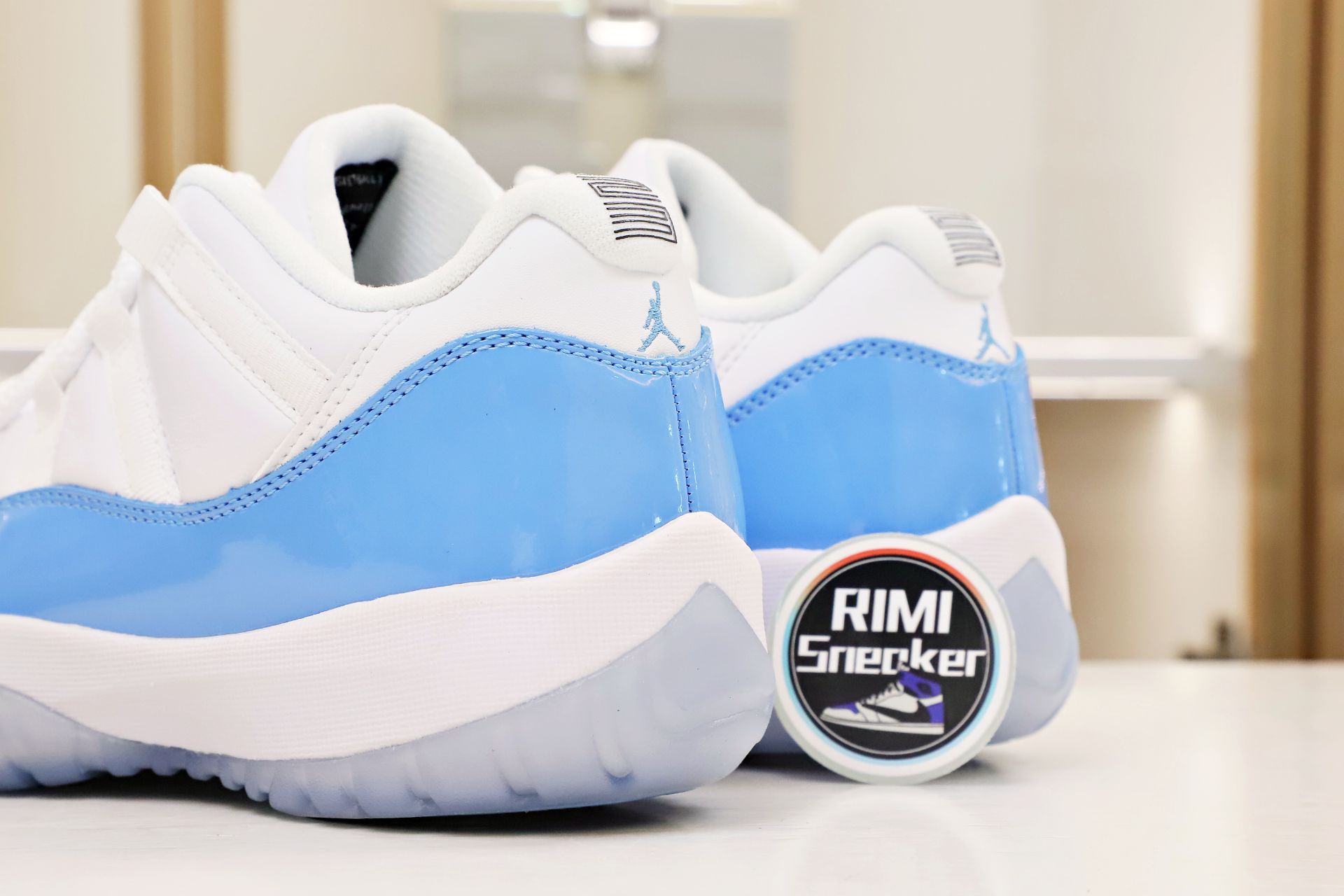 AIR JORDAN 11 LOW COLUMBIA