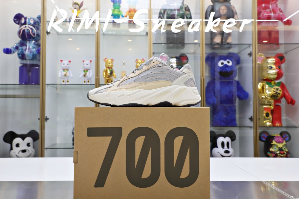 YEEZY BOOST 700 