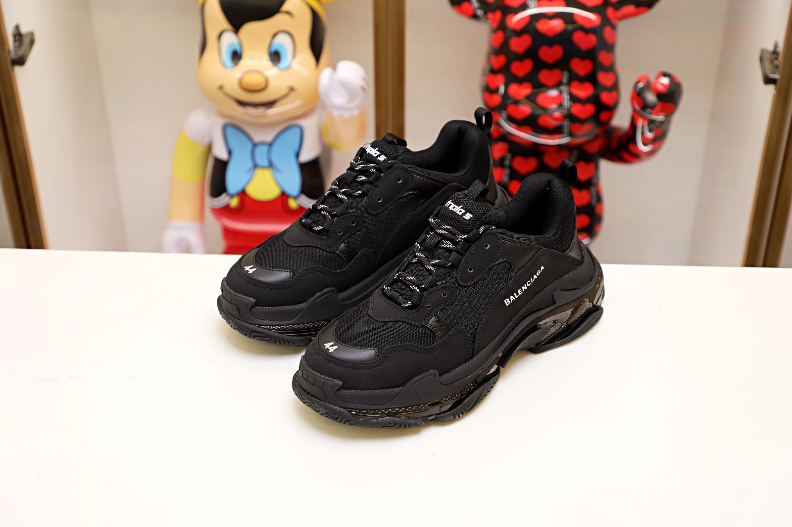 Balenciaga all sizes still in stock! Please contact customer service on iMessage/WhatsApp to purchase! TRIPLE S Black