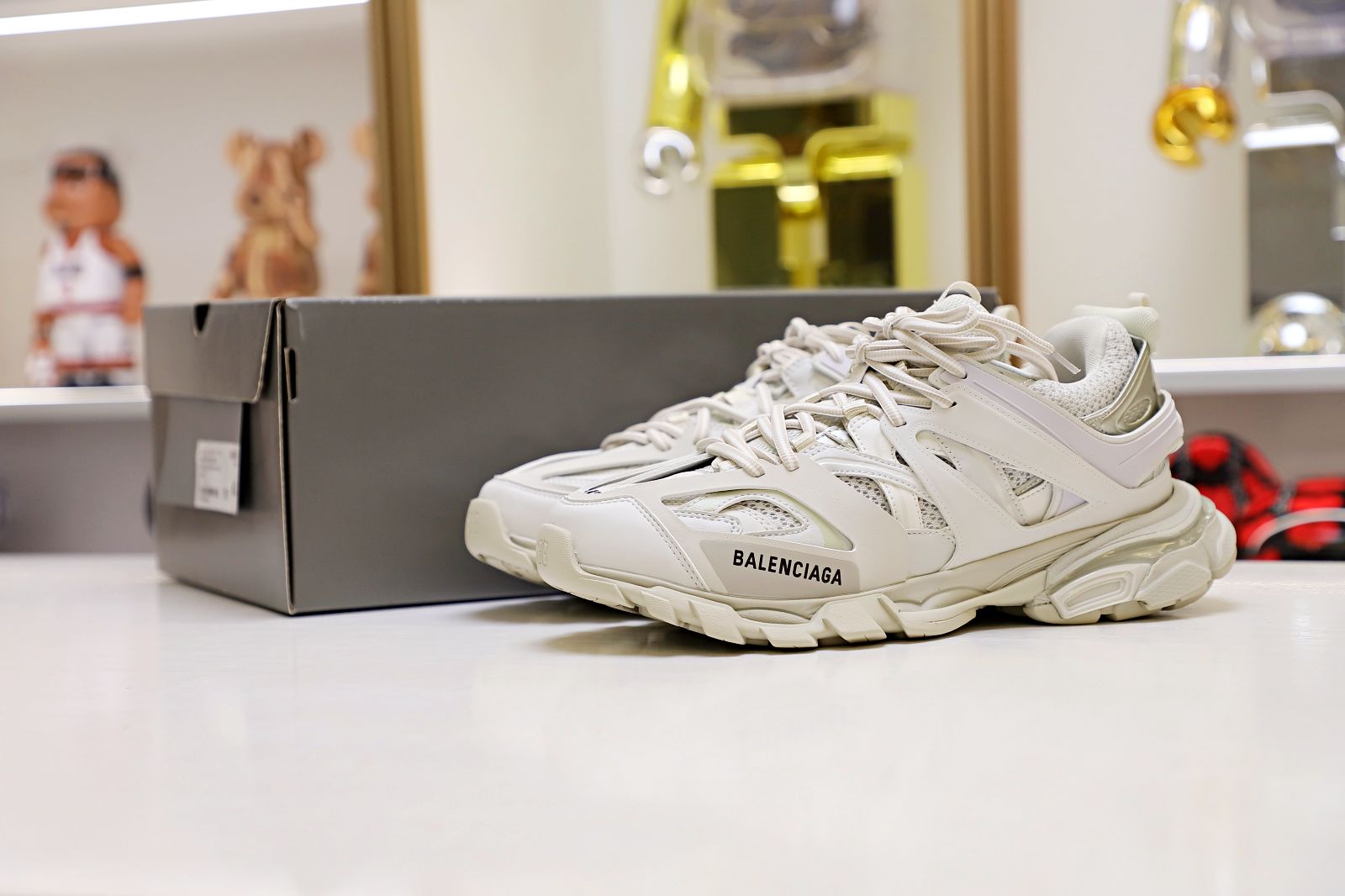 Balenciaga all sizes still in stock! Please contact customer service on iMessage/WhatsApp to purchase! TRACK TRAINER WHITE