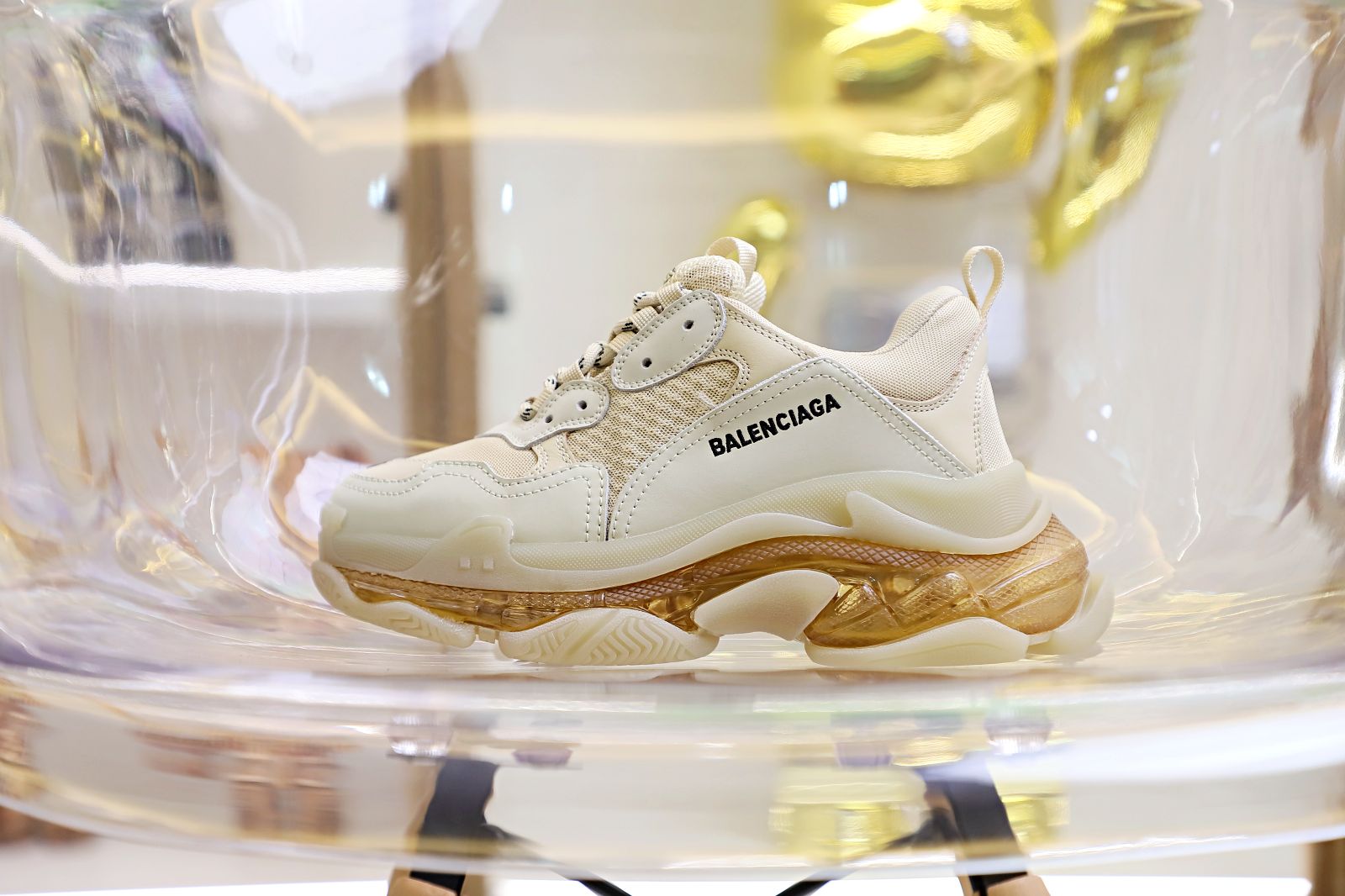 Balenciaga all sizes still in stock! Please contact customer service on iMessage/WhatsApp to purchase! Triple S Clear Sole