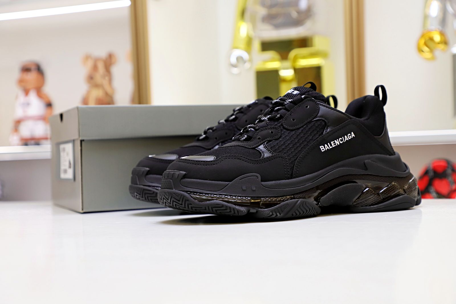 Balenciaga all sizes still in stock! Please contact customer service on iMessage/WhatsApp to purchase! TRIPLE S Black