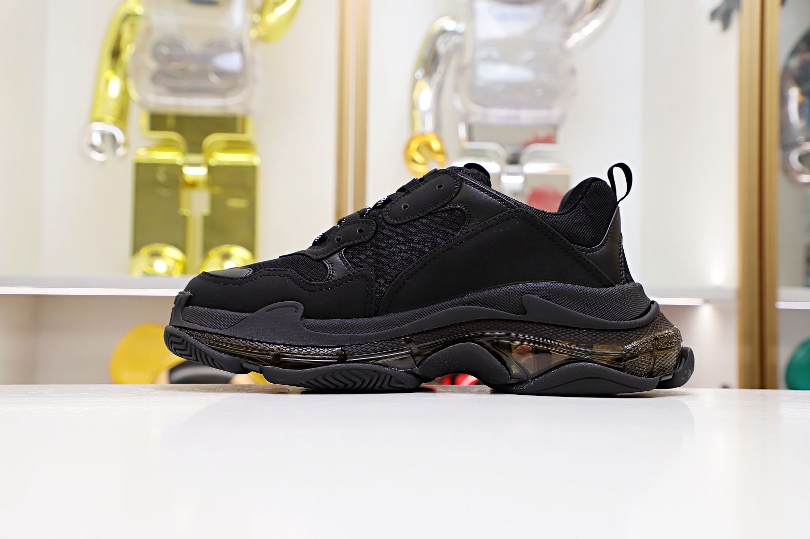 Balenciaga all sizes still in stock! Please contact customer service on iMessage/WhatsApp to purchase! TRIPLE S Black