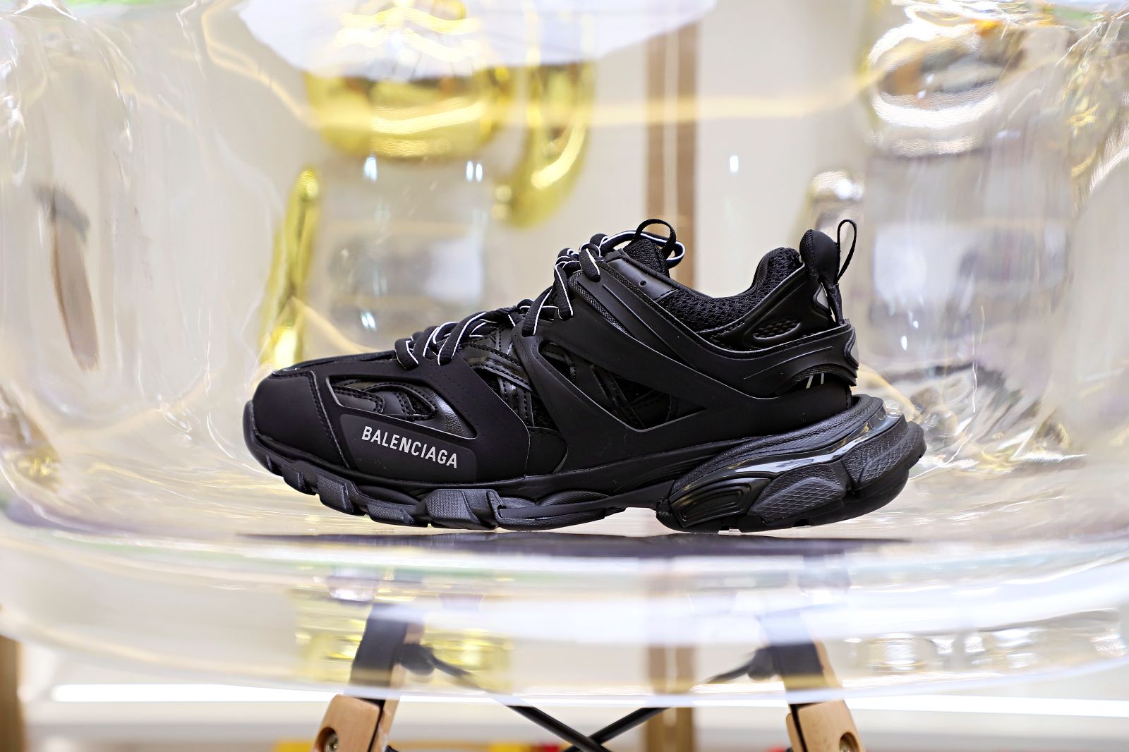 Balenciaga all sizes still in stock! Please contact customer service on iMessage/WhatsApp to purchase! TRACK TRAINER Black