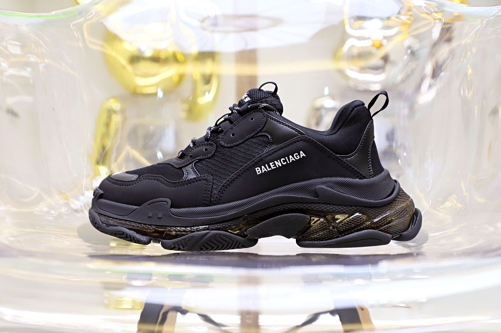 Balenciaga all sizes still in stock! Please contact customer service on iMessage/WhatsApp to purchase! TRIPLE S Black