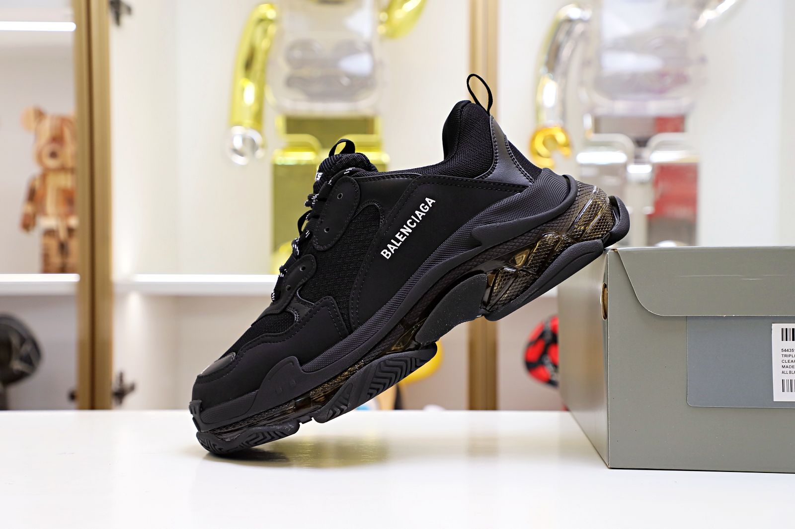 Balenciaga all sizes still in stock! Please contact customer service on iMessage/WhatsApp to purchase! TRIPLE S Black