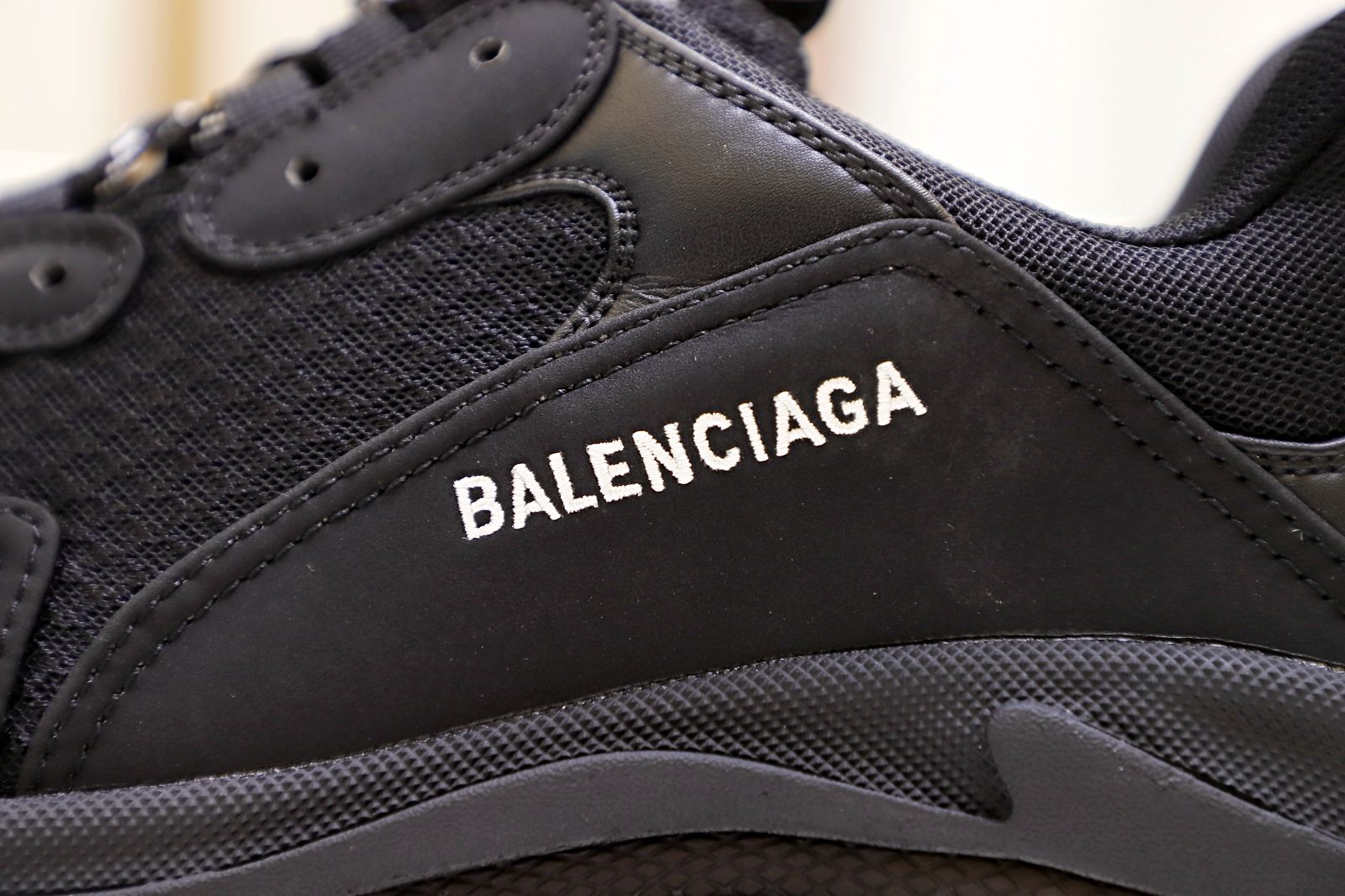 Balenciaga all sizes still in stock! Please contact customer service on iMessage/WhatsApp to purchase! TRIPLE S Black