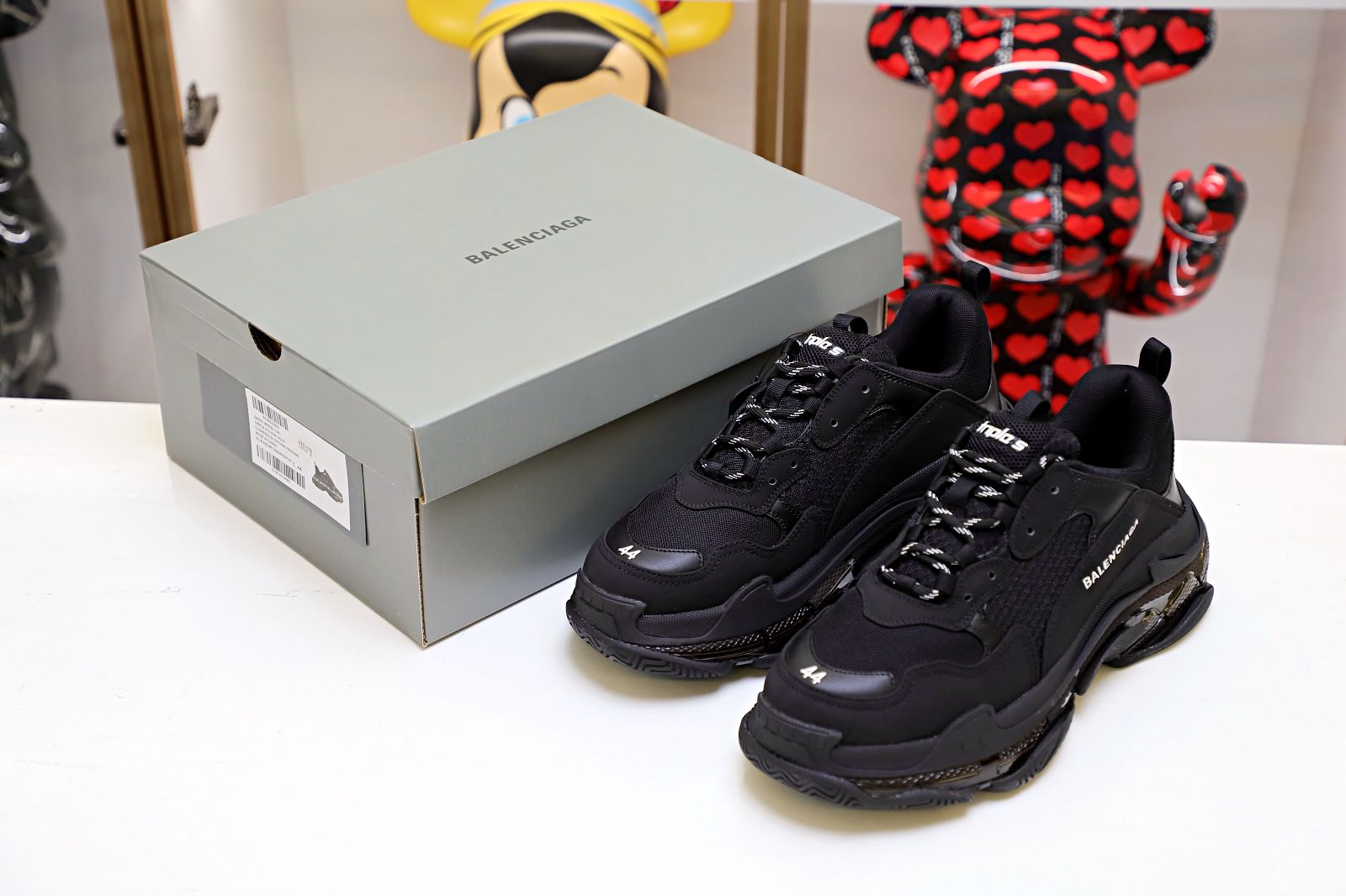 Balenciaga all sizes still in stock! Please contact customer service on iMessage/WhatsApp to purchase! TRIPLE S Black