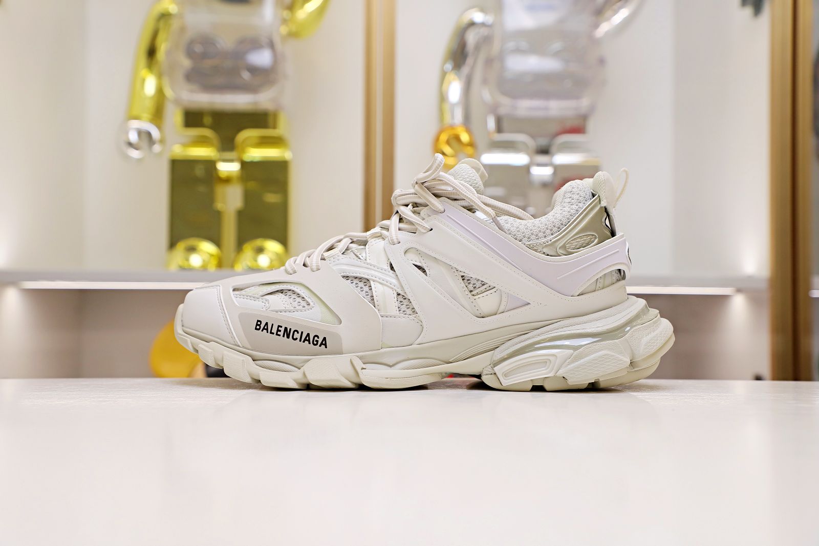 Balenciaga all sizes still in stock! Please contact customer service on iMessage/WhatsApp to purchase! TRACK TRAINER WHITE