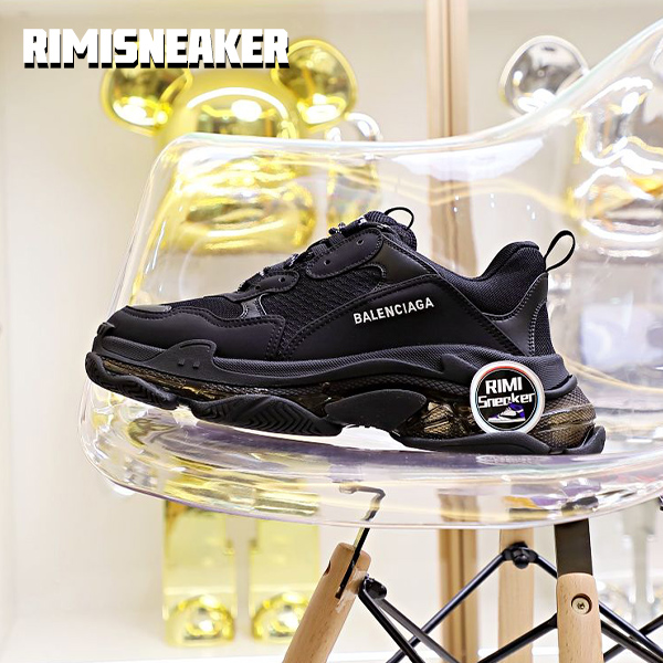 Balenciaga all sizes still in stock! Please contact customer service on iMessage/WhatsApp to purchase! TRIPLE S Black