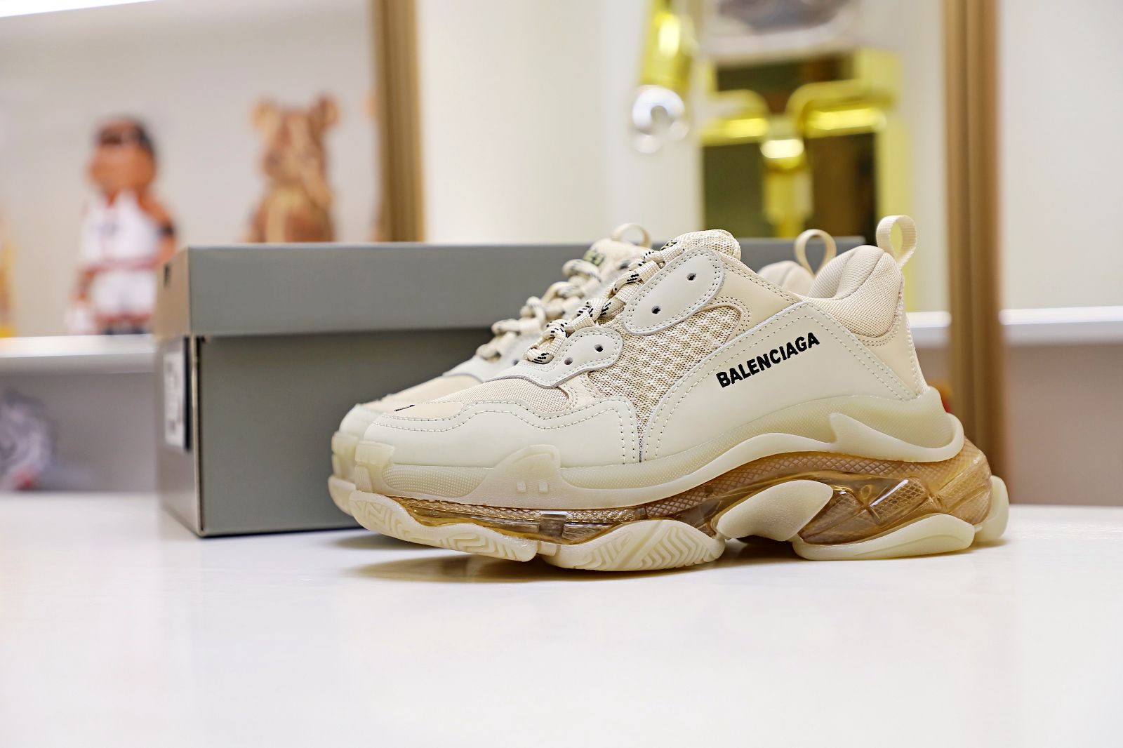 Balenciaga all sizes still in stock! Please contact customer service on iMessage/WhatsApp to purchase! Triple S Clear Sole