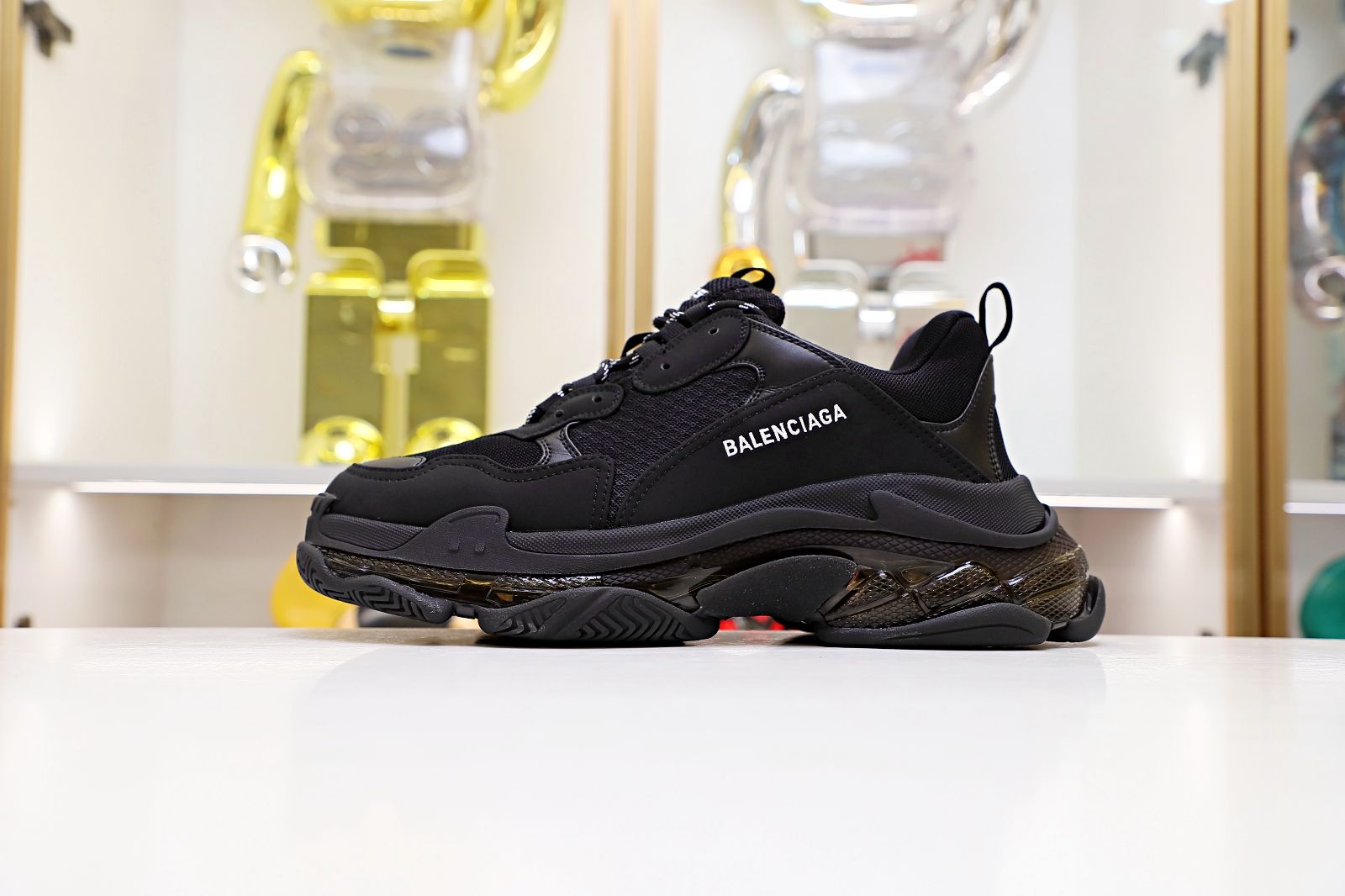 Balenciaga all sizes still in stock! Please contact customer service on iMessage/WhatsApp to purchase! TRIPLE S Black