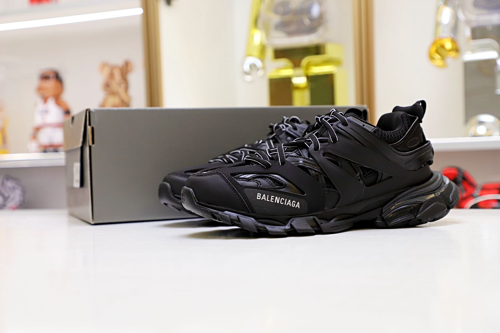 Balenciaga all sizes still in stock! Please contact customer service on iMessage/WhatsApp to purchase! TRACK TRAINER Black