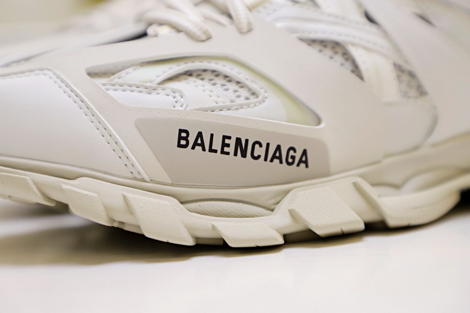 Balenciaga all sizes still in stock! Please contact customer service on iMessage/WhatsApp to purchase! TRACK TRAINER WHITE