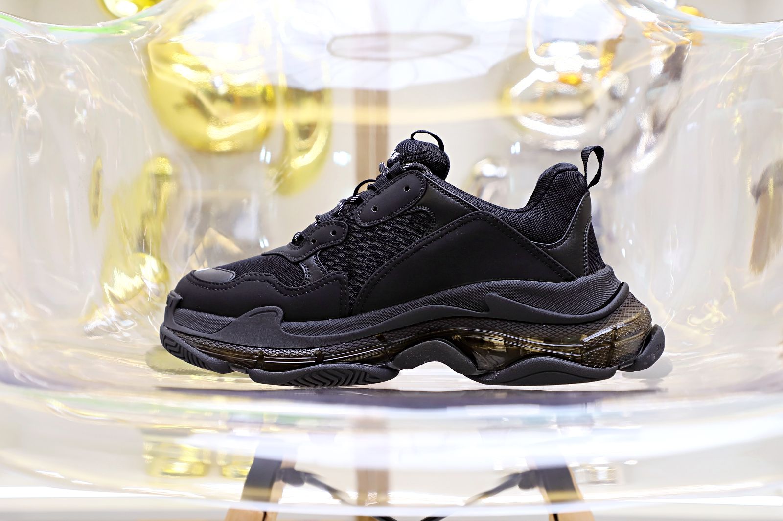 Balenciaga all sizes still in stock! Please contact customer service on iMessage/WhatsApp to purchase! TRIPLE S Black