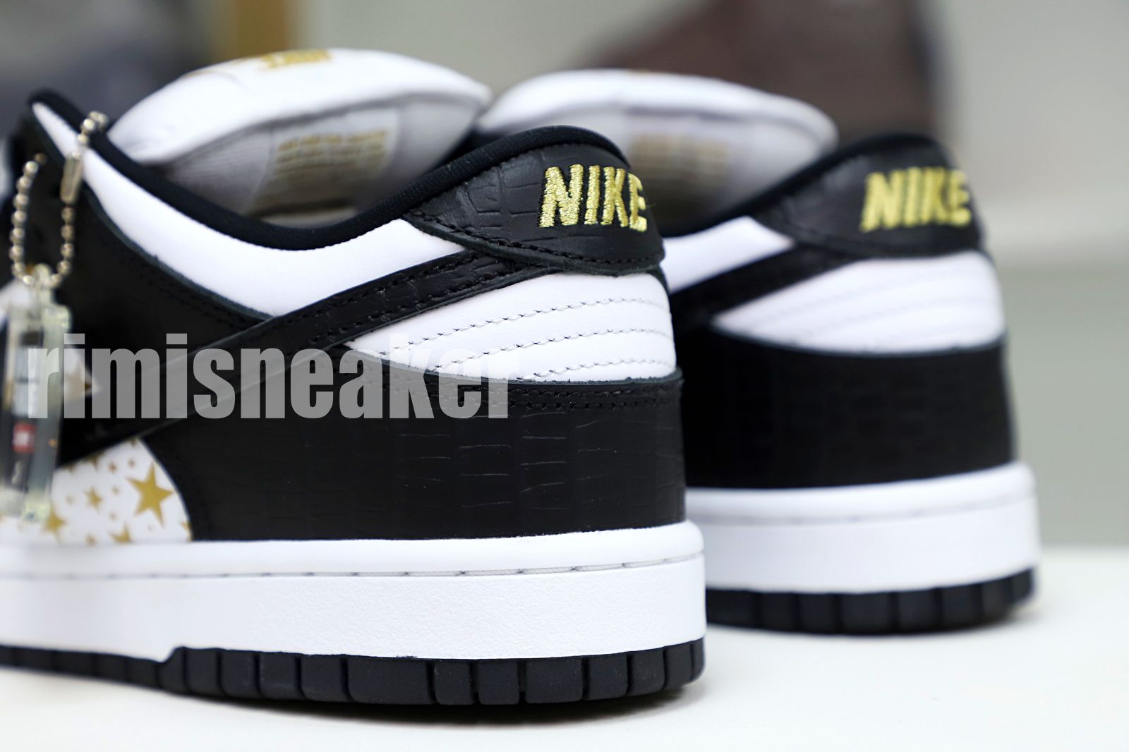 Supreme x Nike SB Dunk Low "Black Stars