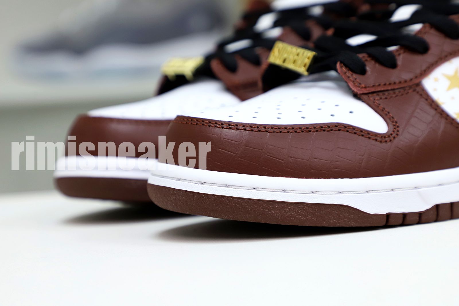 Supreme x Nike SB Dunk Low "Barkroot Brown"