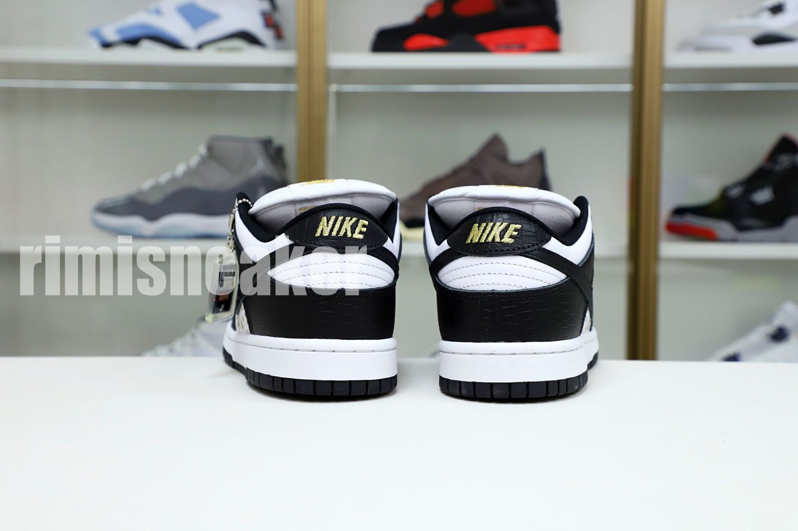 Supreme x Nike SB Dunk Low "Black Stars