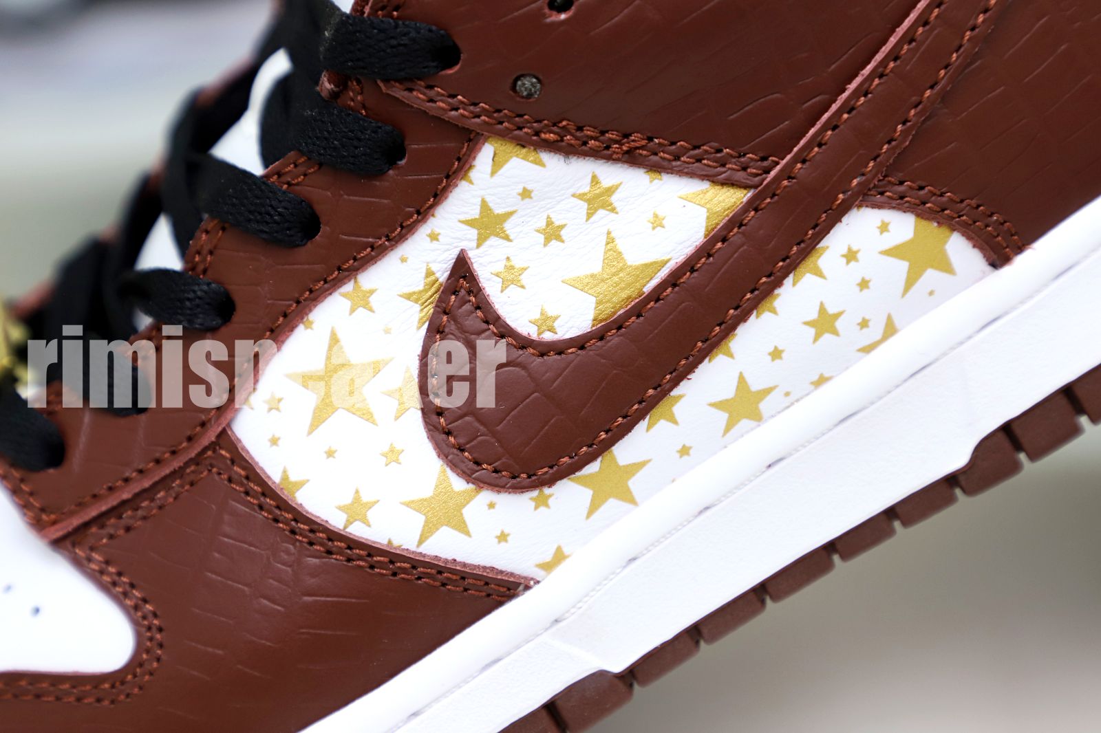 Supreme x Nike SB Dunk Low "Barkroot Brown"