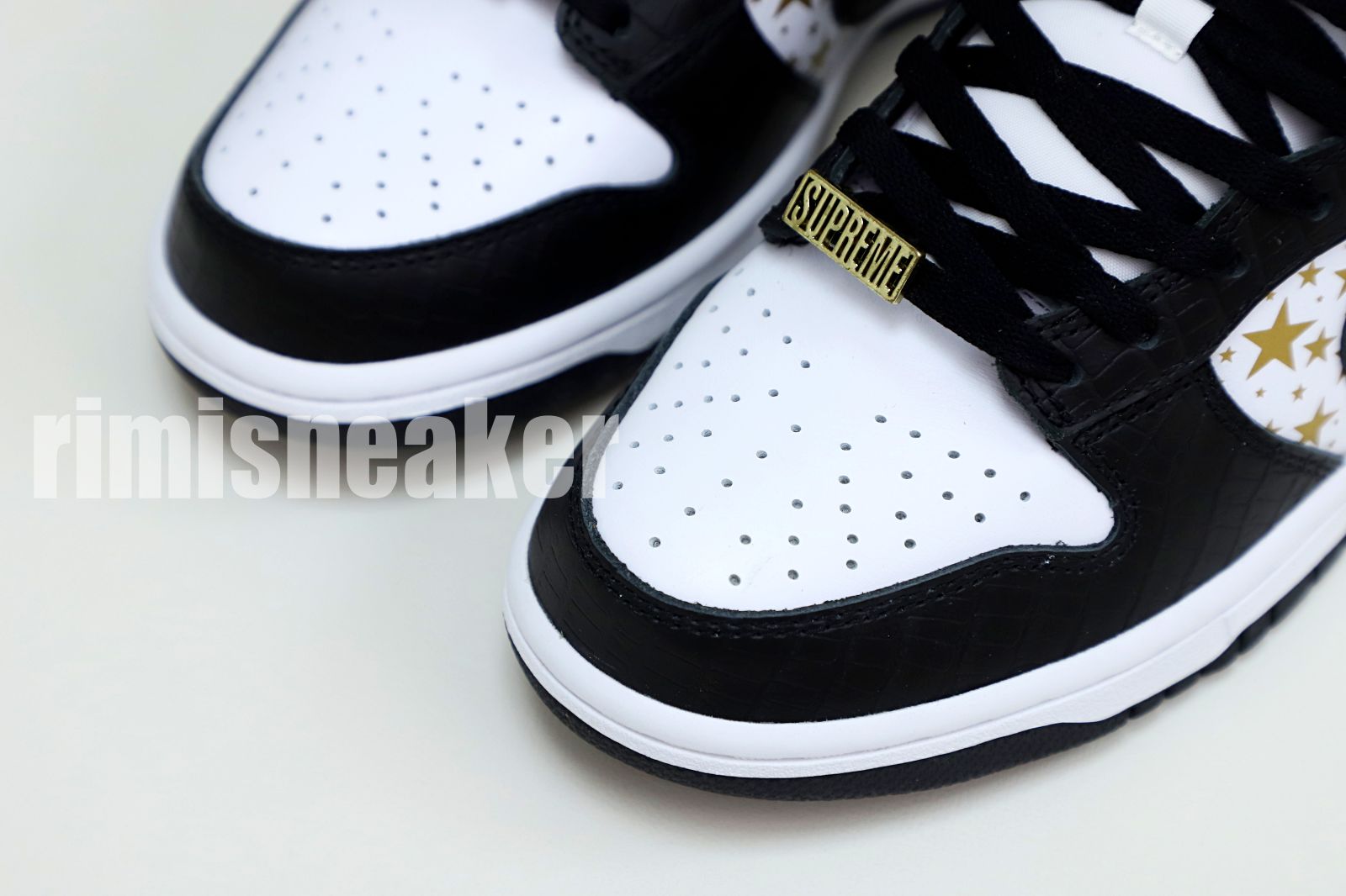 Supreme x Nike SB Dunk Low "Black Stars