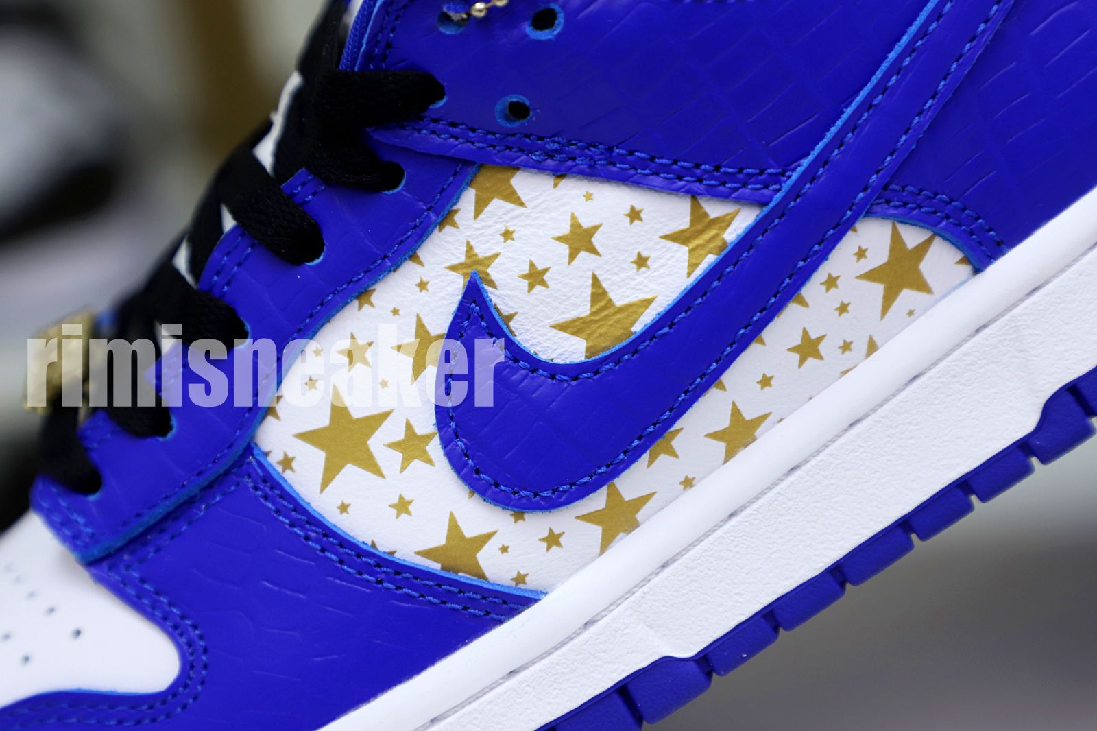 Supreme x Nike SB Dunk Low "Hyper Royal"