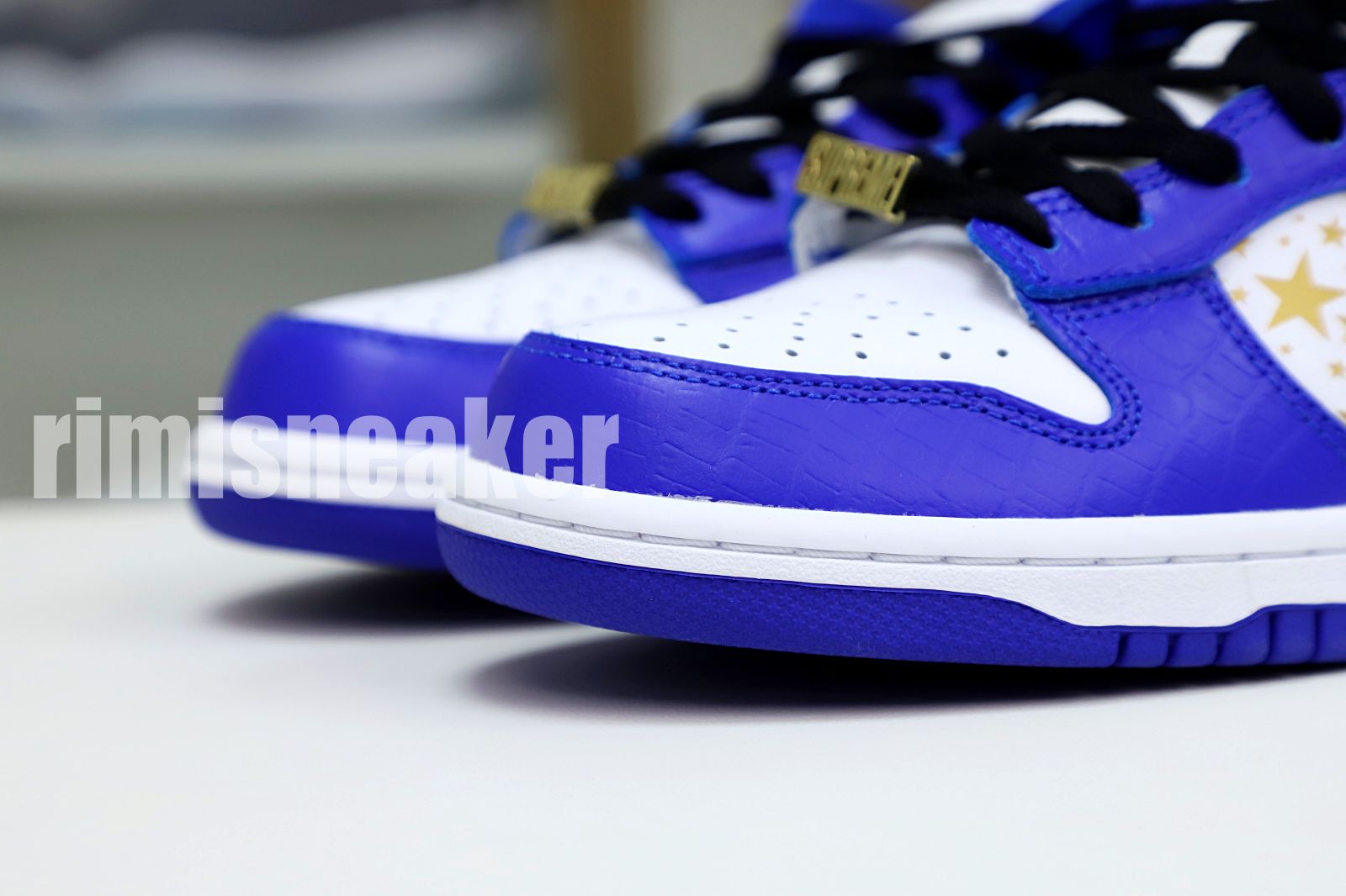 Supreme x Nike SB Dunk Low "Hyper Royal"