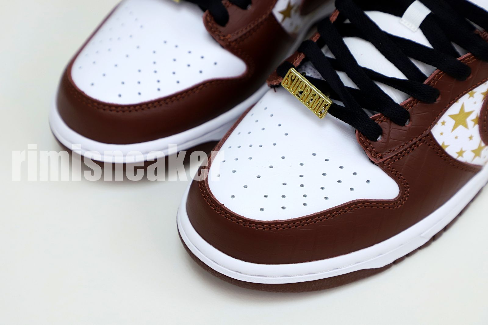 Supreme x Nike SB Dunk Low "Barkroot Brown"