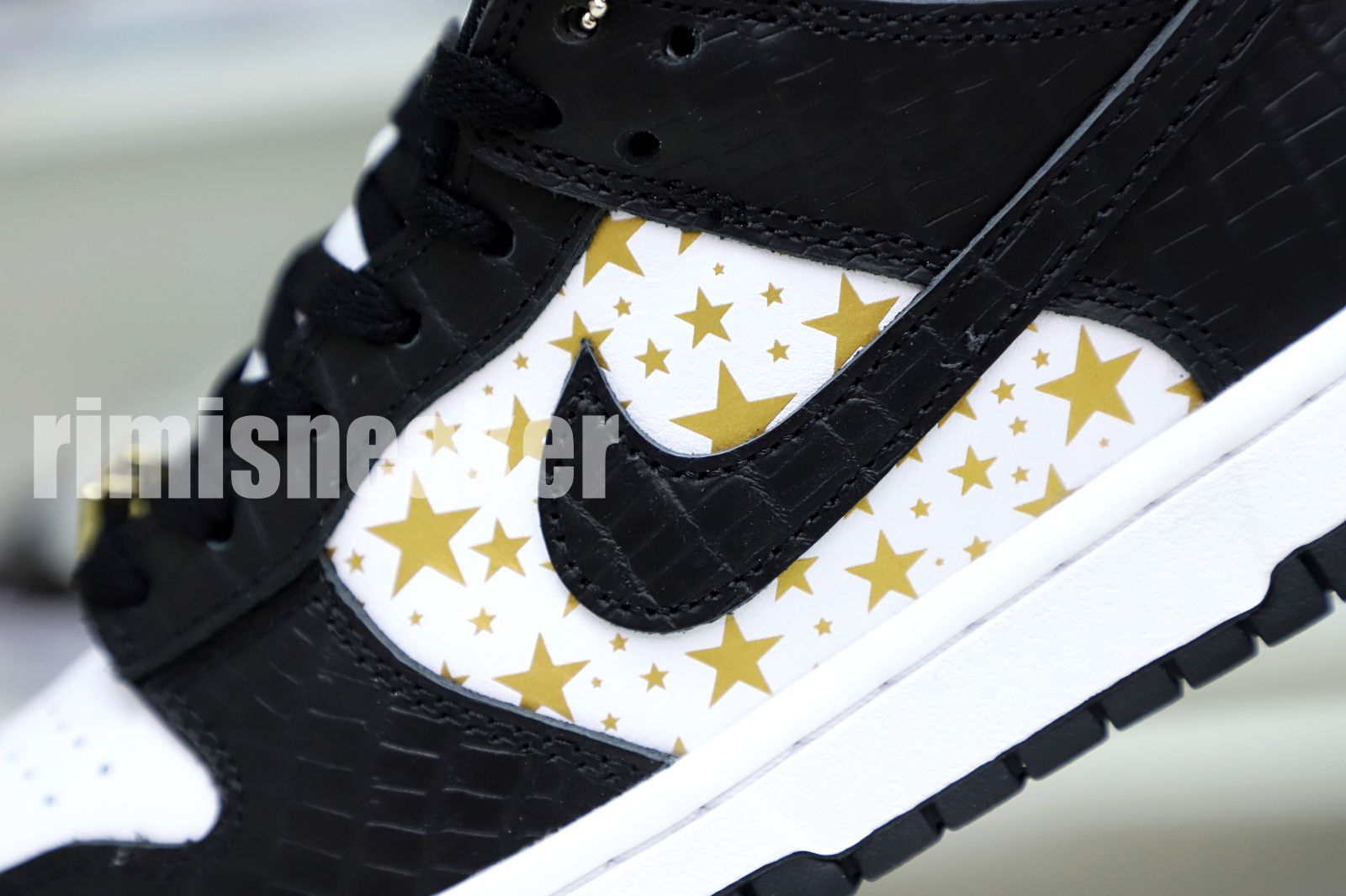 Supreme x Nike SB Dunk Low "Black Stars