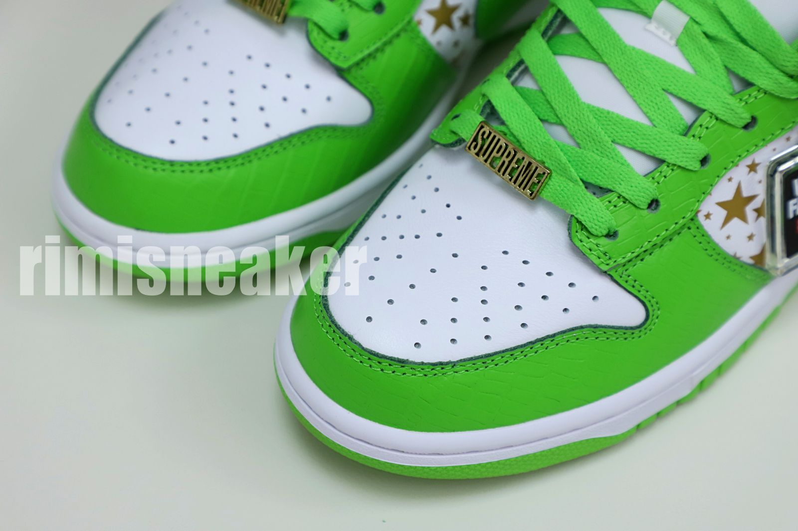 Supreme x Nike SB Dunk Low "Mean Green"