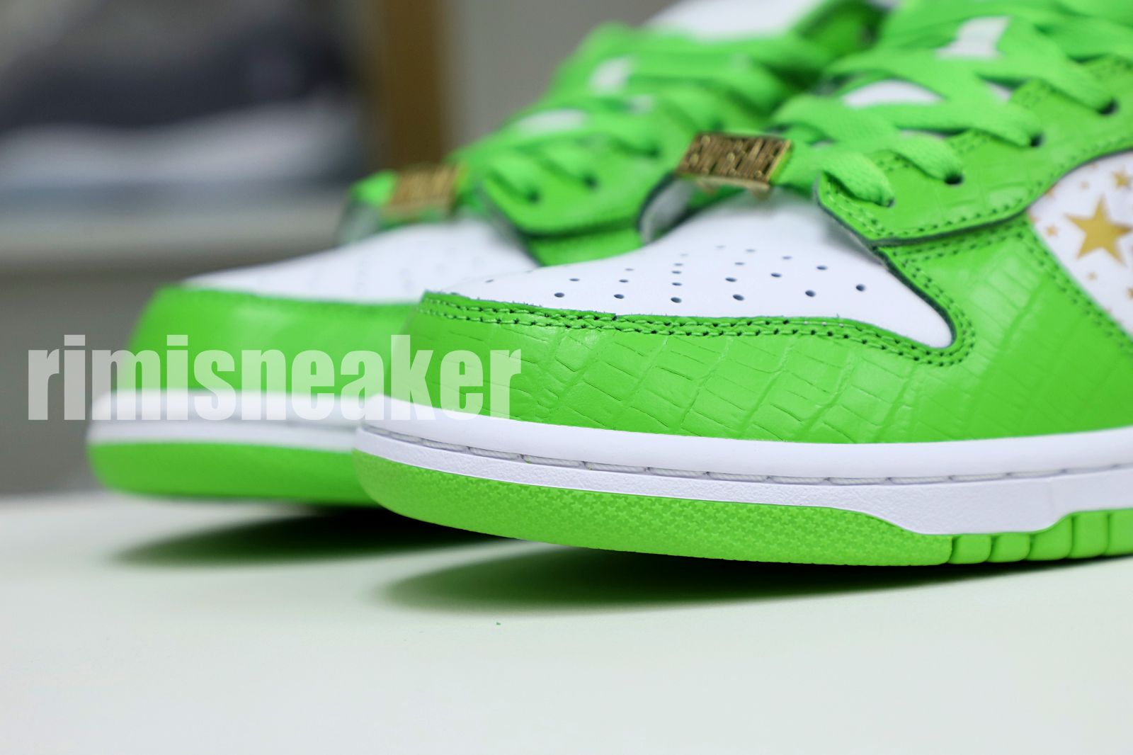 Supreme x Nike SB Dunk Low "Mean Green"