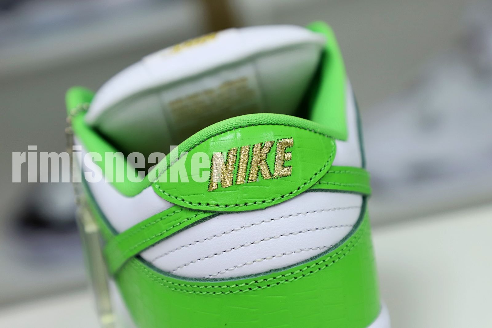 Supreme x Nike SB Dunk Low "Mean Green"