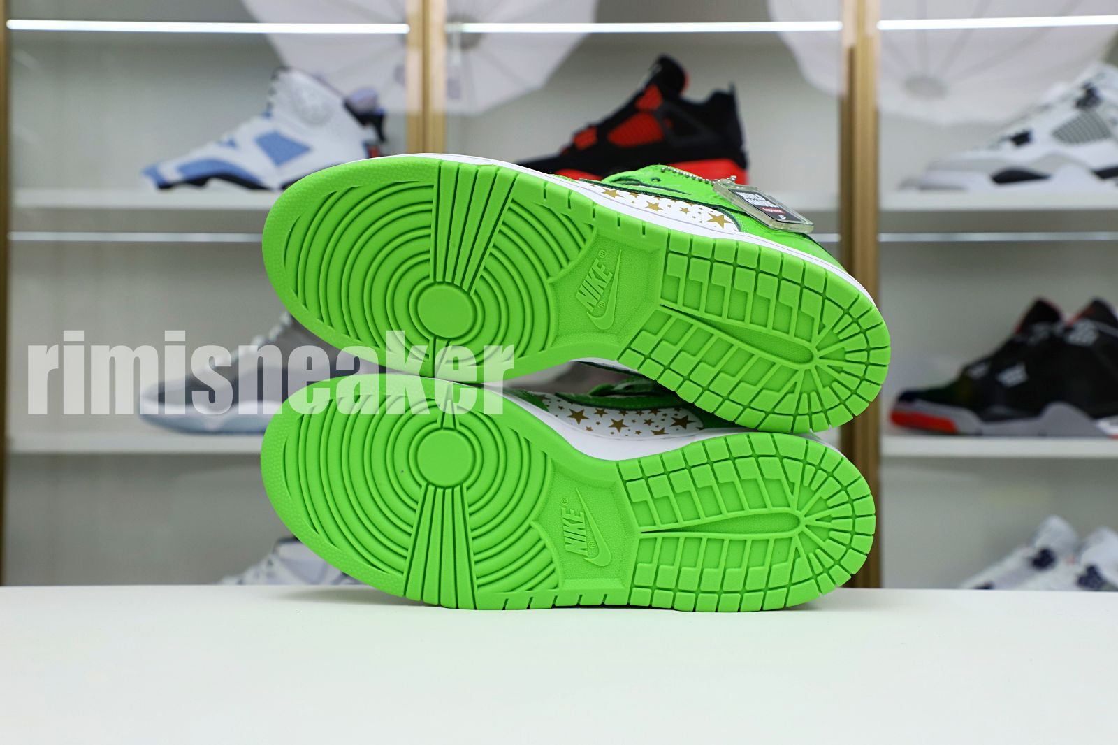 Supreme x Nike SB Dunk Low "Mean Green"