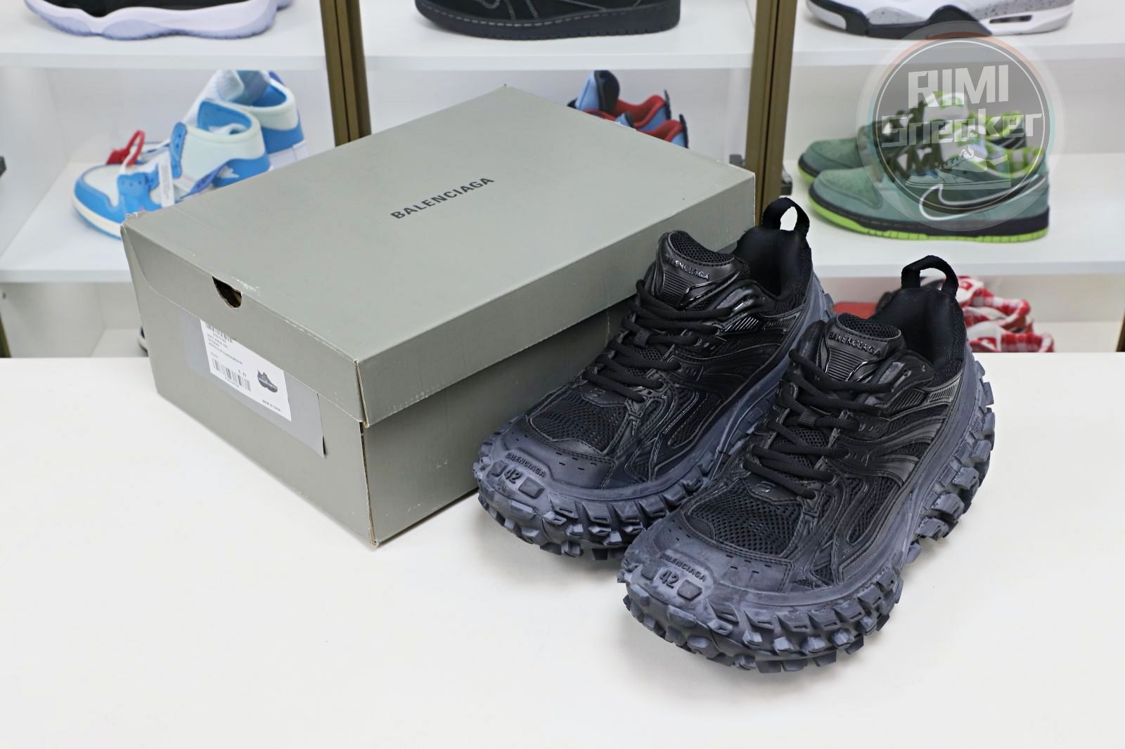 Balenciaga all sizes still in stock! Please contact customer service on iMessage/WhatsApp to purchase. BLGA Defender