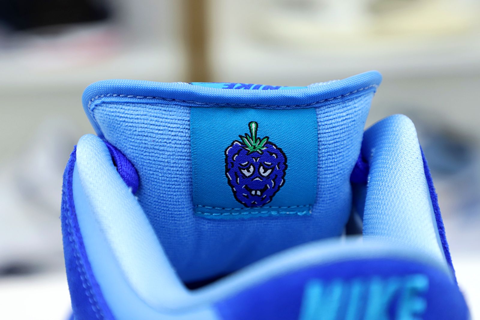 NIKE SB DUNK LOW BLUE RASPBERRY