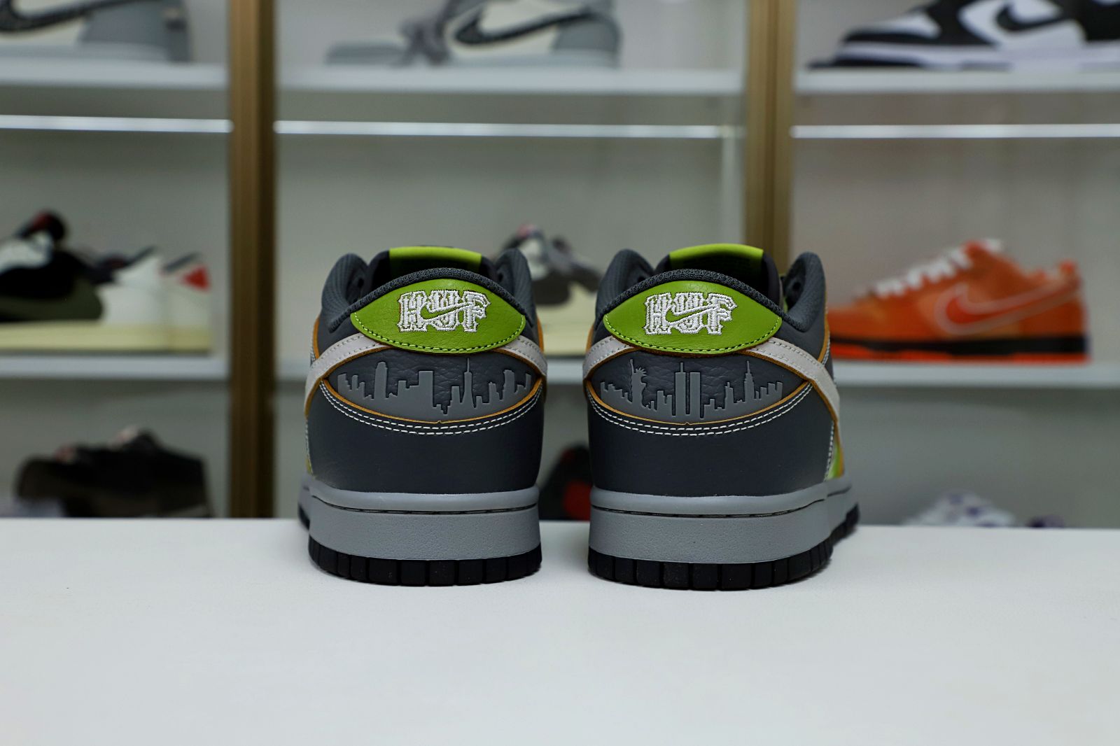 HUF NIKE SB DUNK LOW FRIENDS AND FAMILY