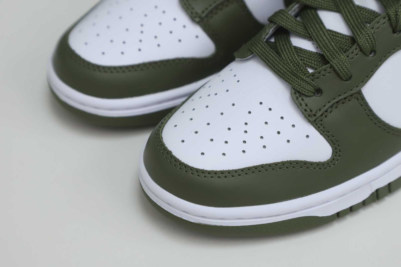 Nike Dunk Low "Medium Olive"