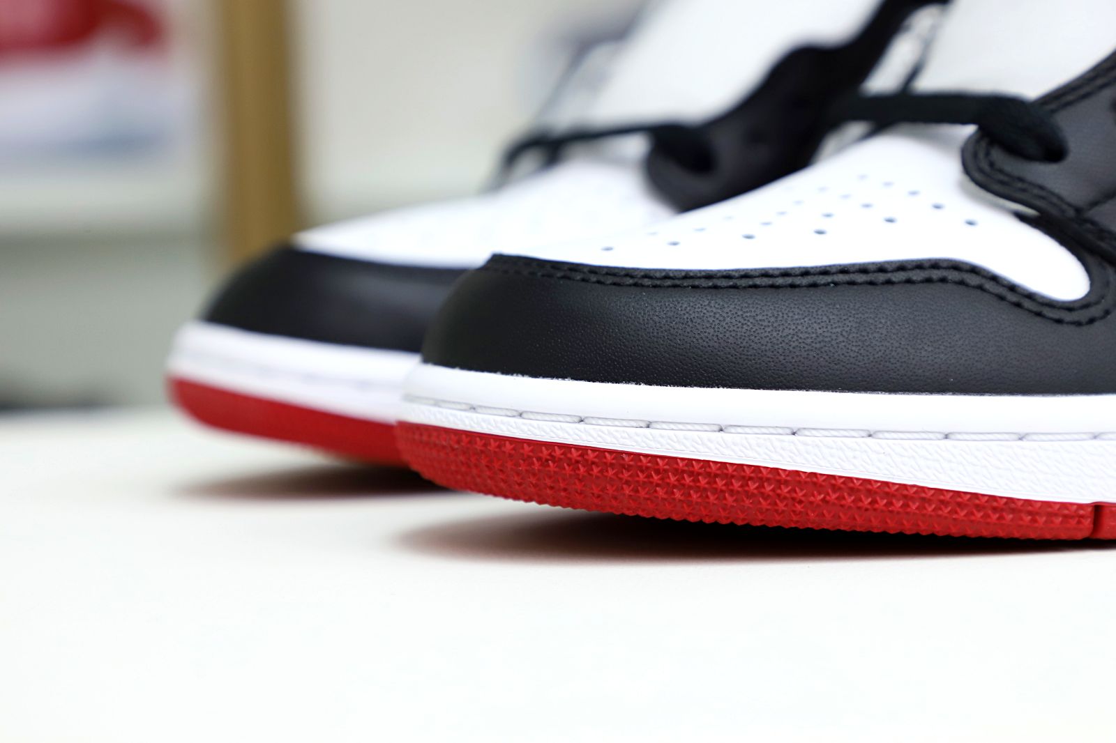 Air Jordan 1 Retro Black Toe (2016) - 555088 125
